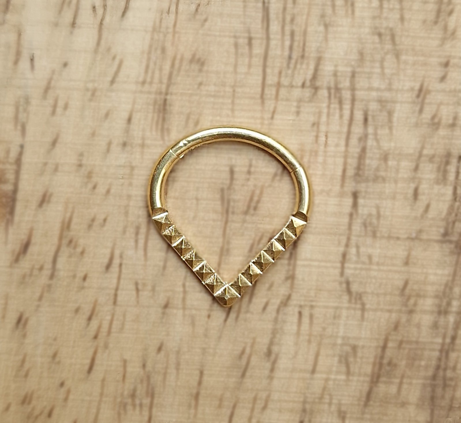 Pharaoh's Thorn, wishbone shaped titanium piercing clicker ring with pyramid textured pattern in gold PVD