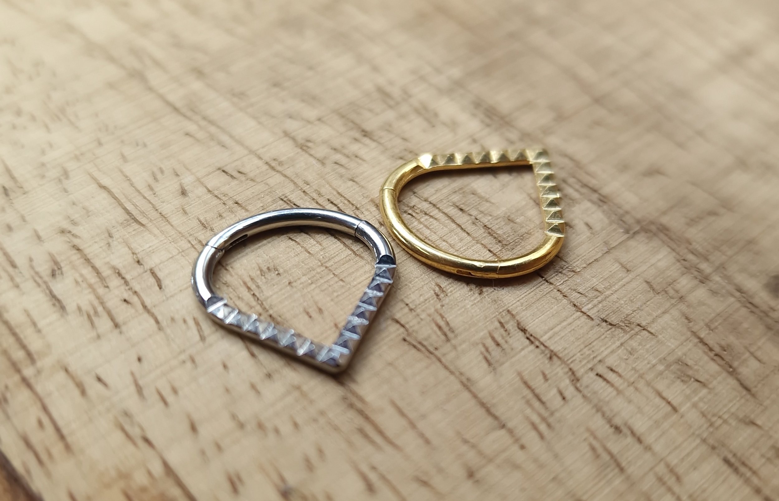 Pharaoh's Thorn, wishbone shaped titanium piercing clickers ring with pyramid textured pattern