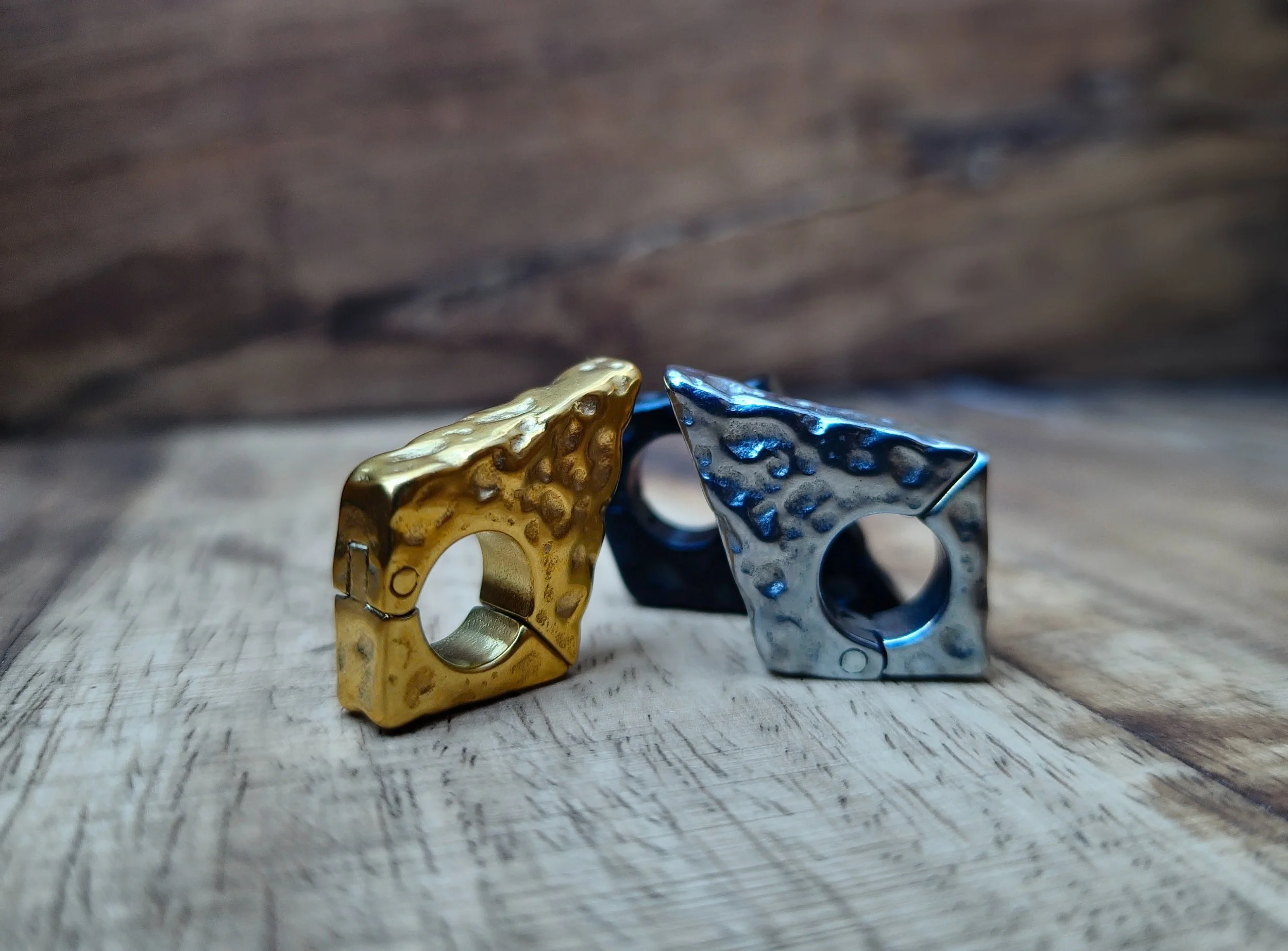 Hammered arrow hangers for stretched ears with rugged texture.. Gold PVD, Black PVD and Steel