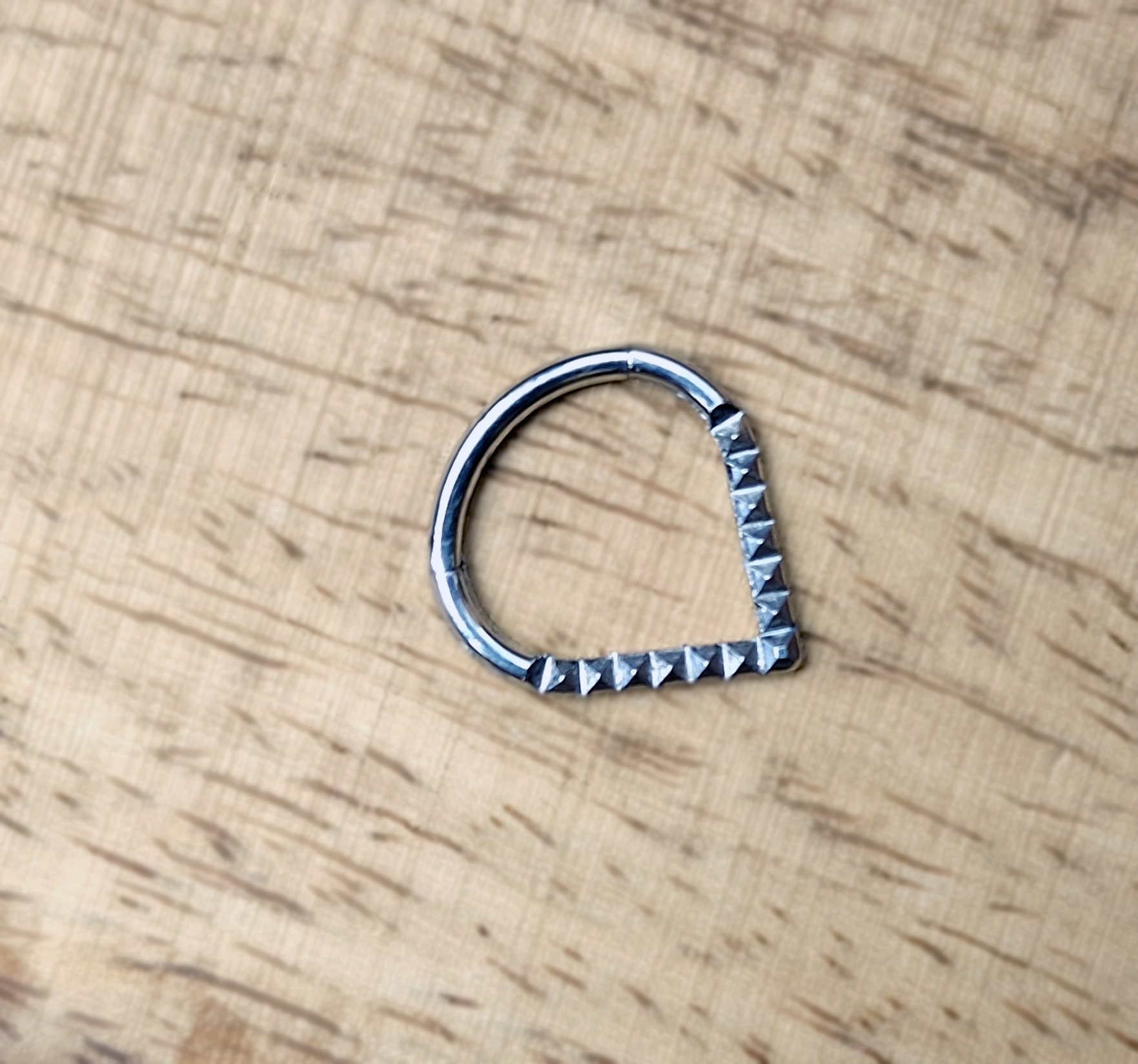 Pharaoh's Thorn, wishbone shaped titanium piercing clicker ring with pyramid textured pattern in polished titanium