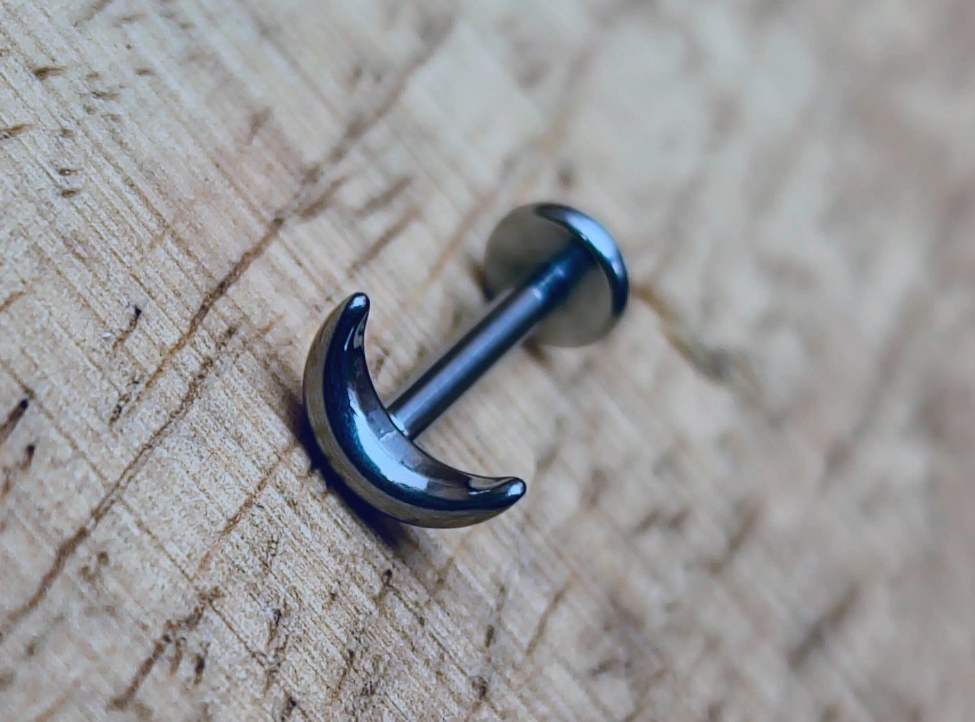 Titanium piercing labret, internally threaded with moon shaped top