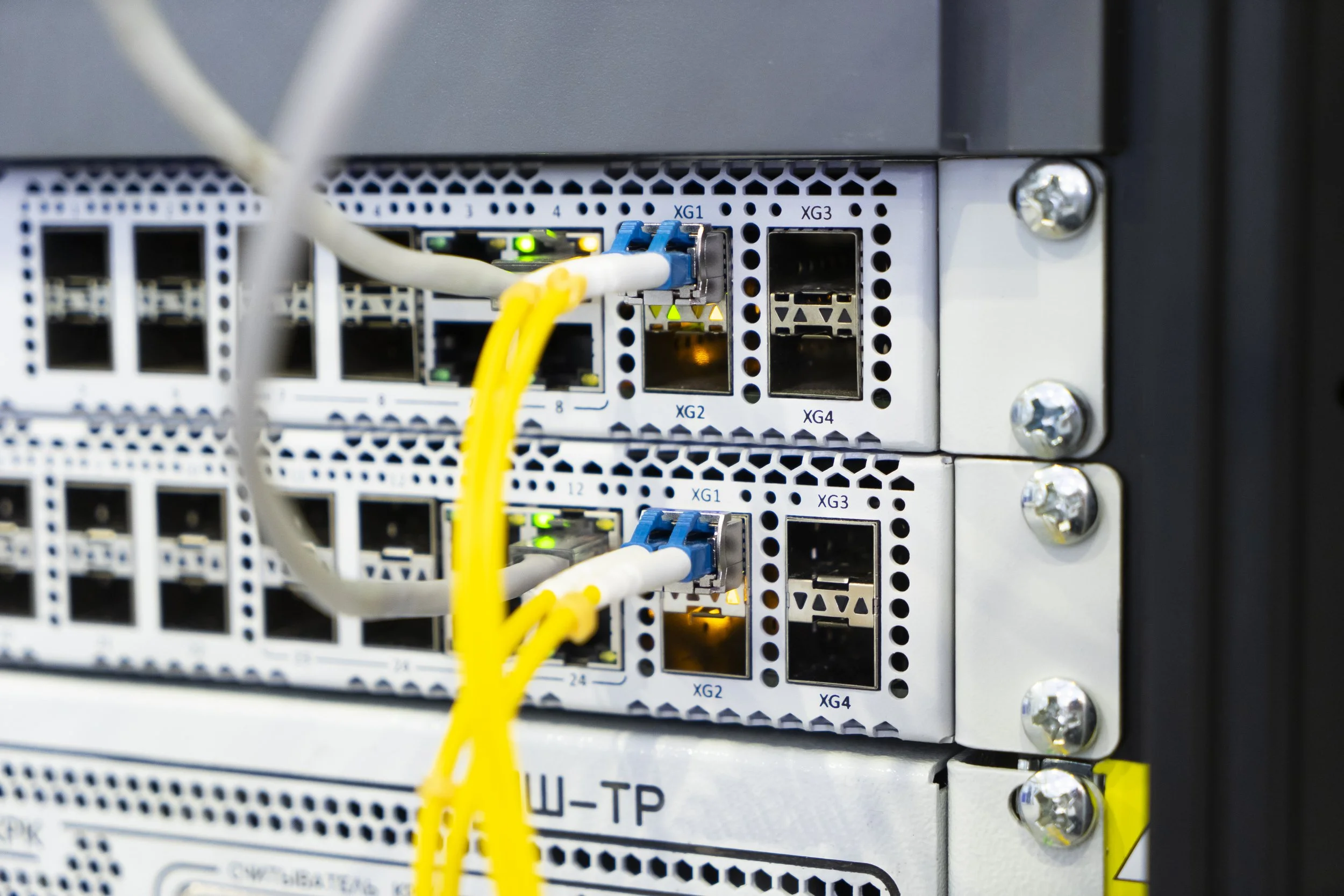 close-up-on-patch-cable-of-fiber-optical-transmiss-2025-01-10-18-17-22-utc.jpg