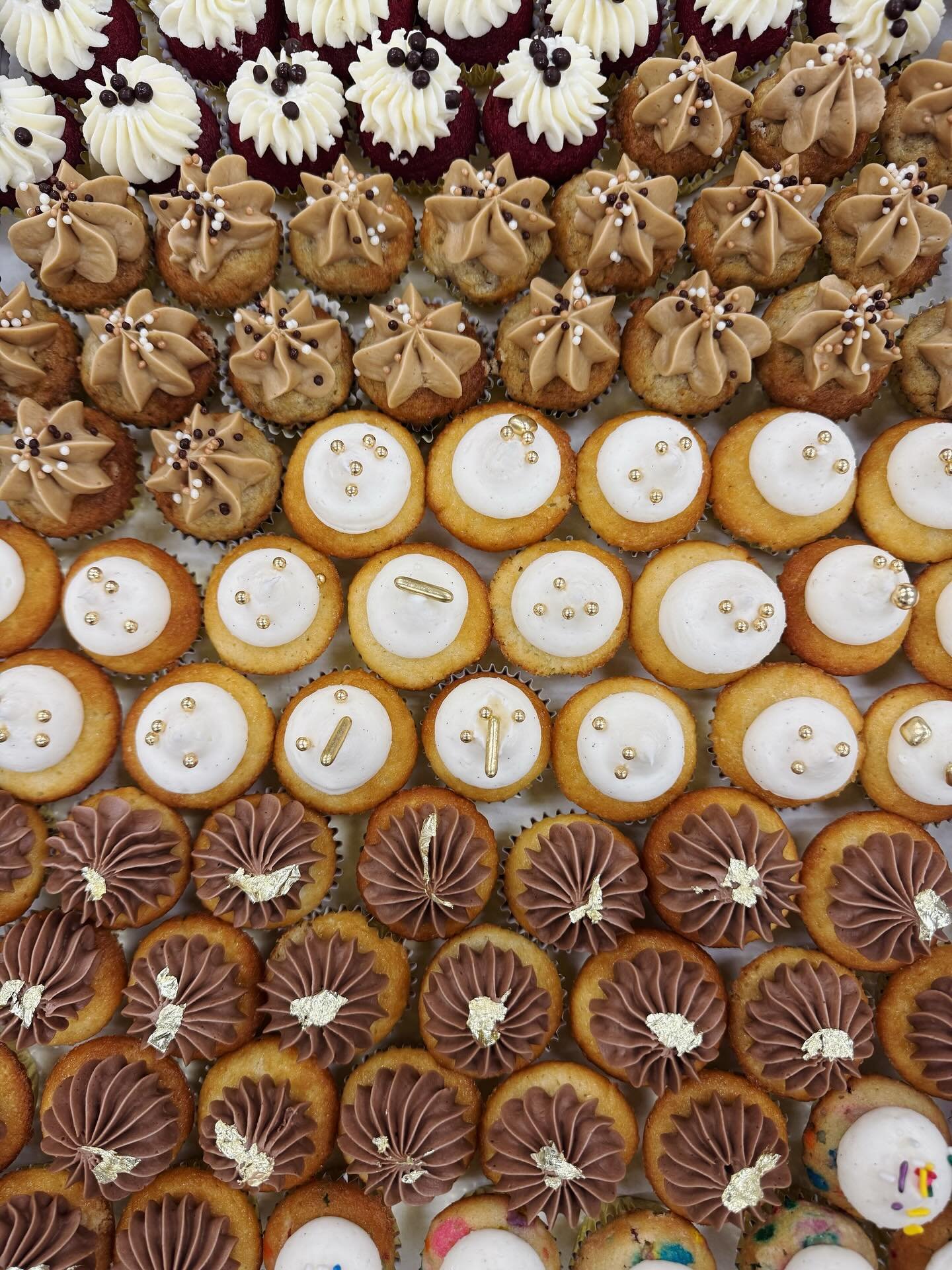 We are having an open house with our neighboring businesses tomorrow! Swipe for details!
If you have wanted to get a taste of our cakes and haven’t had the chance to try them, we will have Mini Cupcake Sampler boxes available for sale tomorro
