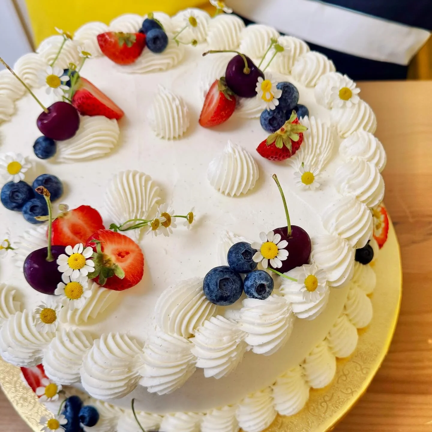 Mielimon signature decoration on a Mielimon Signature flavor cake ππ°πΌ
Our sunny staple flavor is a lemon zest vanilla butter cake with lemon syrup soak, fresh raspberries, and cream cheese frosting layers.
We are planning our holiday bakesales fo