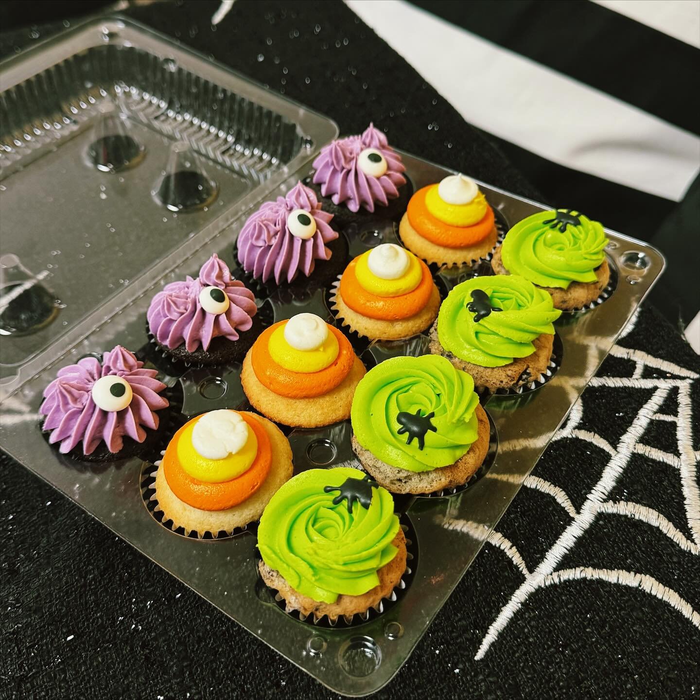 Did you know you can order a dozen mini Halloween cupcakes for next day pick up on our website? 👻

In each $22 box comes:
4 vanilla mini cupcakes 
4 chocolate mini cupcakes 
4 cookies and cream mini cupcakes 

Just go to the Bake Sales tab on our we