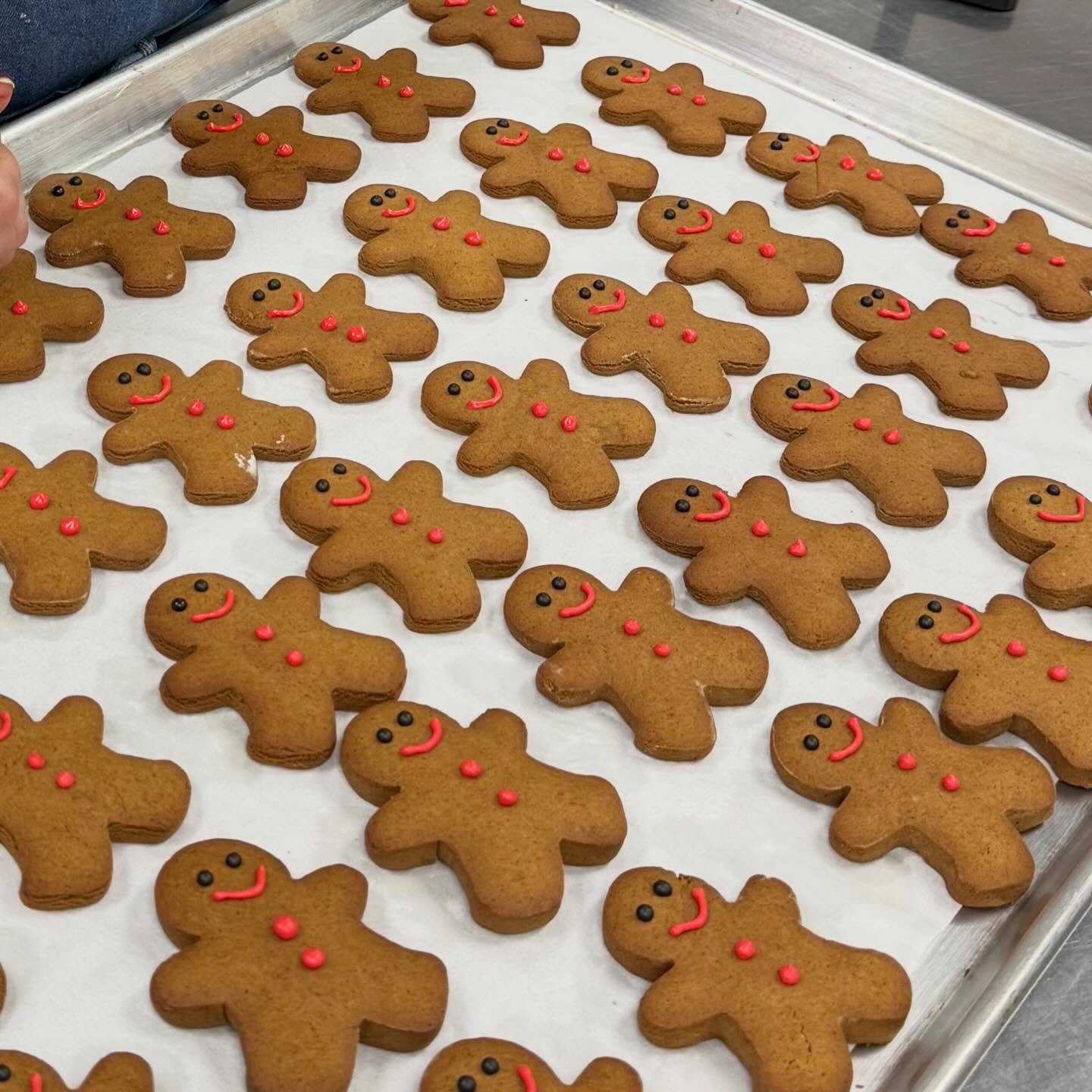 We are in full cookie making mode over here while we decorate the bakeshop for the holidays! 

Order your cookie tins in the link in our bio!
We have two different sizes with slightly different selections so make sure to take a peek at that 🍪

Share