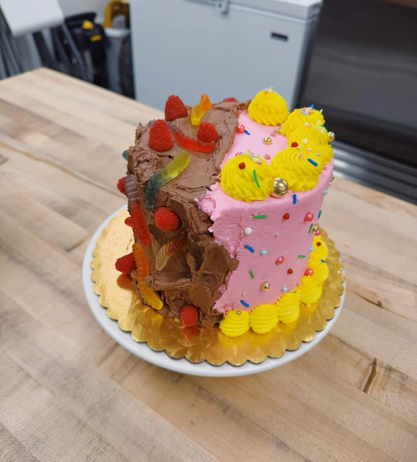 🪱🍓🍫x 🎂✨💝
Some cake requests we get are minimalist and clean and dainty, and some requests are the cake from Max &amp; Ruby! 
Today&rsquo;s cake of the day is a vegan version of our Strawberries in Spring flavor- an orange zest vanilla butter cak