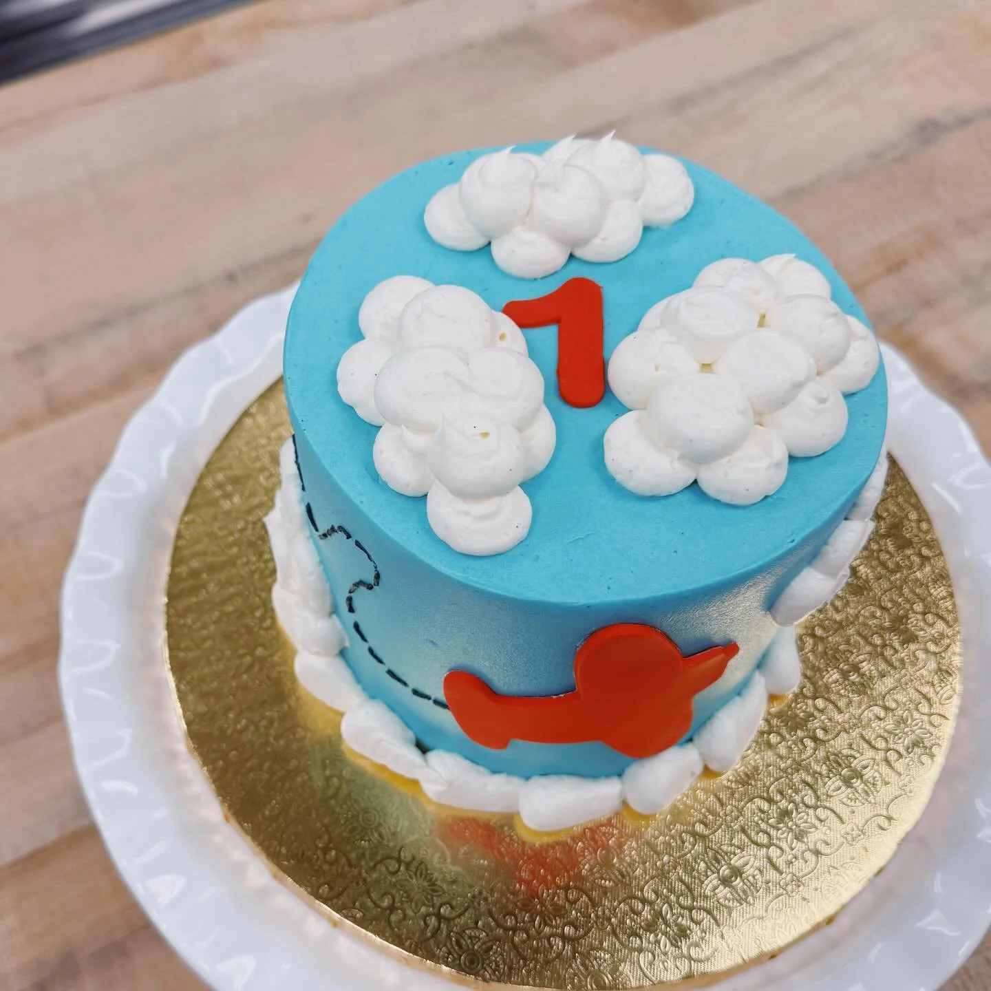 ❤️Today&rsquo;s cake of the day is this adorable smash cake and cupcakes set for a 1st birthday with an airplane theme! ✈️➰☁️❤️

❤️Our custom cake order forms are on our website, we love making custom cakes for all of your special celebrations! 
Subm