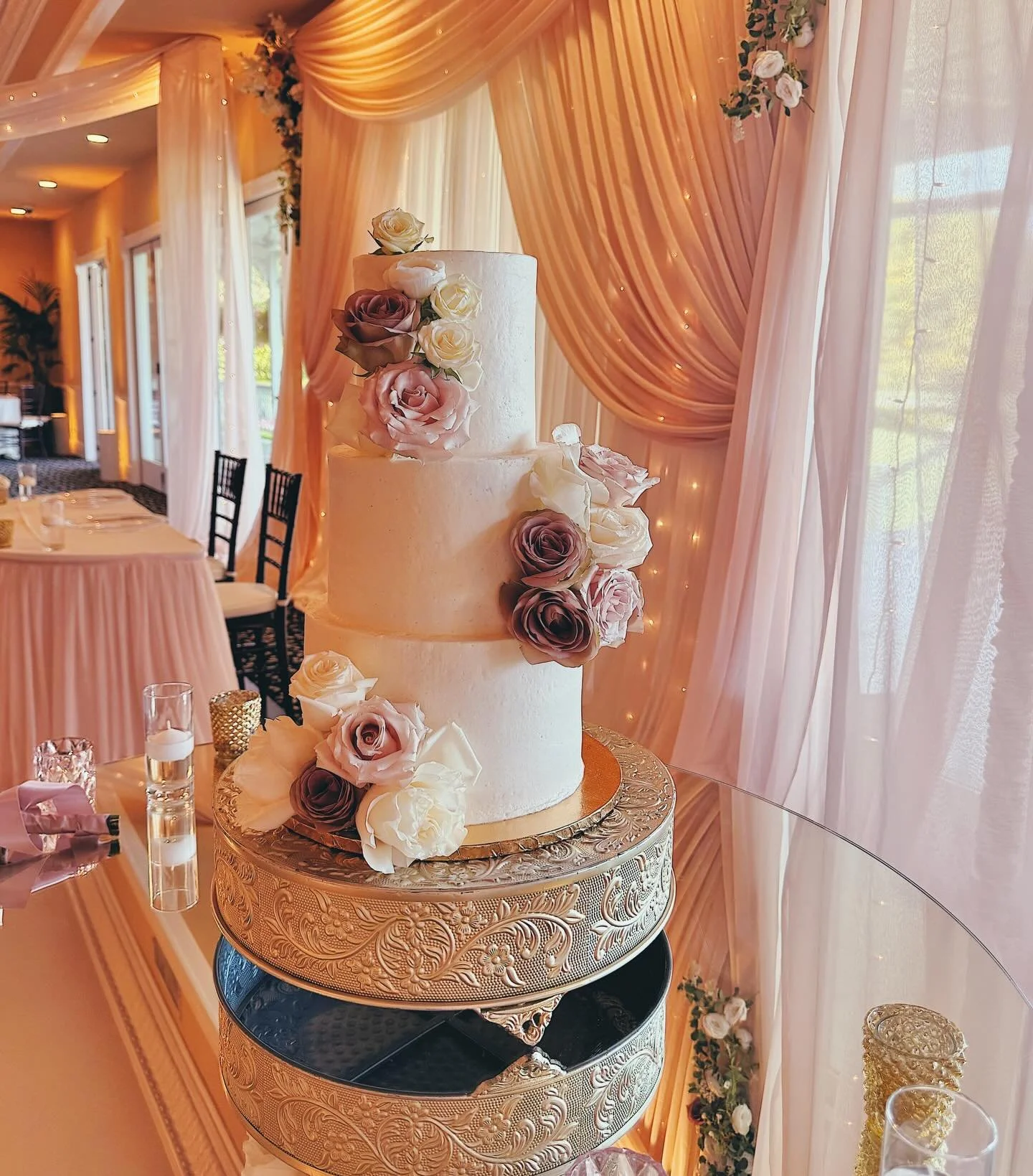 🍰 Cake of the Day: a romantic, classic look for a fairy-tale wedding, the bottom tier in our Mielimon Signature flavor, the middle in our Chocolate Vanilla Classic, and the top in our Vanilla on Vanilla flavor. We wish the happy couple a sweet lifet