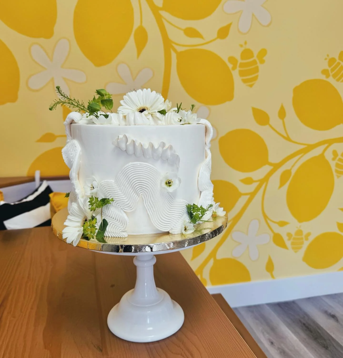 ✨🌿Cake of the Day! 

A fresh modern look for a long held tradition 🤍 

This wedding cake was in our Mielimon Signature flavor. The cake sponge is a lemon zest butter cake with fresh raspberries layered between whipped cream cheese frosting. 

Congr
