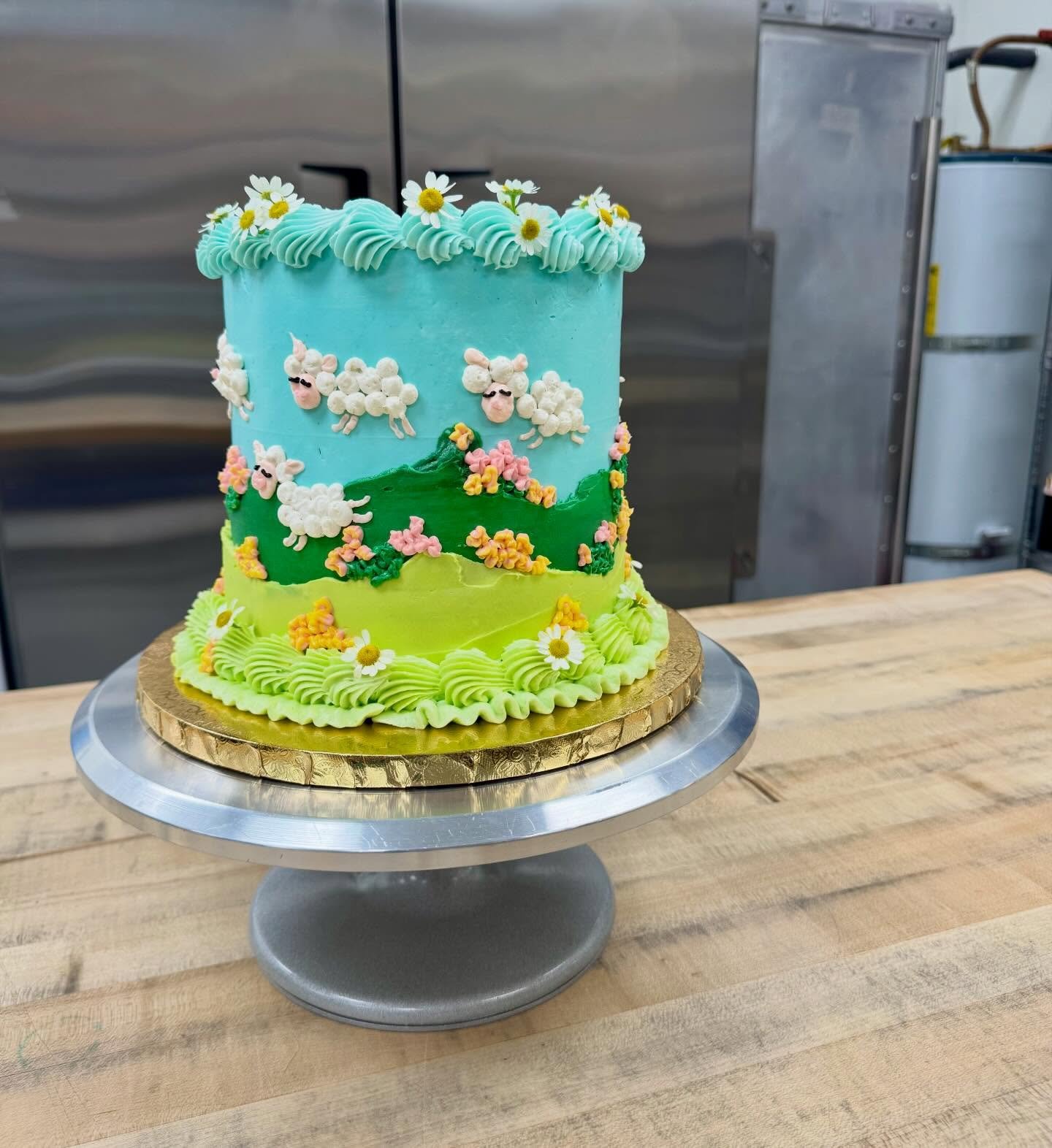 Today&rsquo;s Cake of the Day:
The assignment was &ldquo;Sheep in the Spring English Countryside&rdquo; and tbh I want to be one of these sheep prancing in the flowering fields of buttercream, don&rsquo;t you? ☘️🌸🌻🐑✨
Hope everyone is having a beau