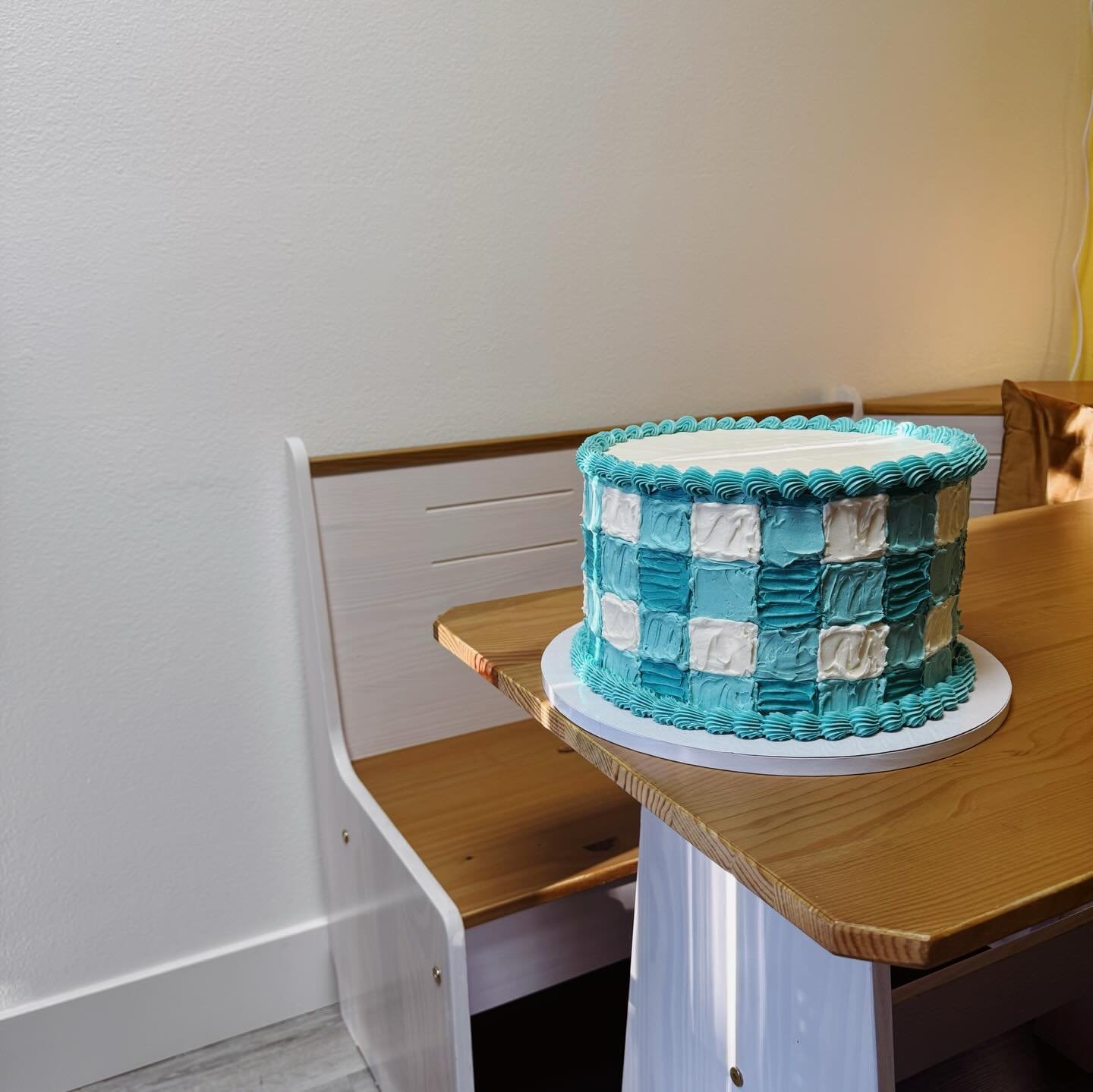 💙Today&rsquo;s cake of the day is this playful gingham pattern cake in hues of blue for a one year old birthday! 
Happy Birthday to this small friend! 

🩵We love making custom cakes for all of your special occasions! Our menus and pricing are on ou