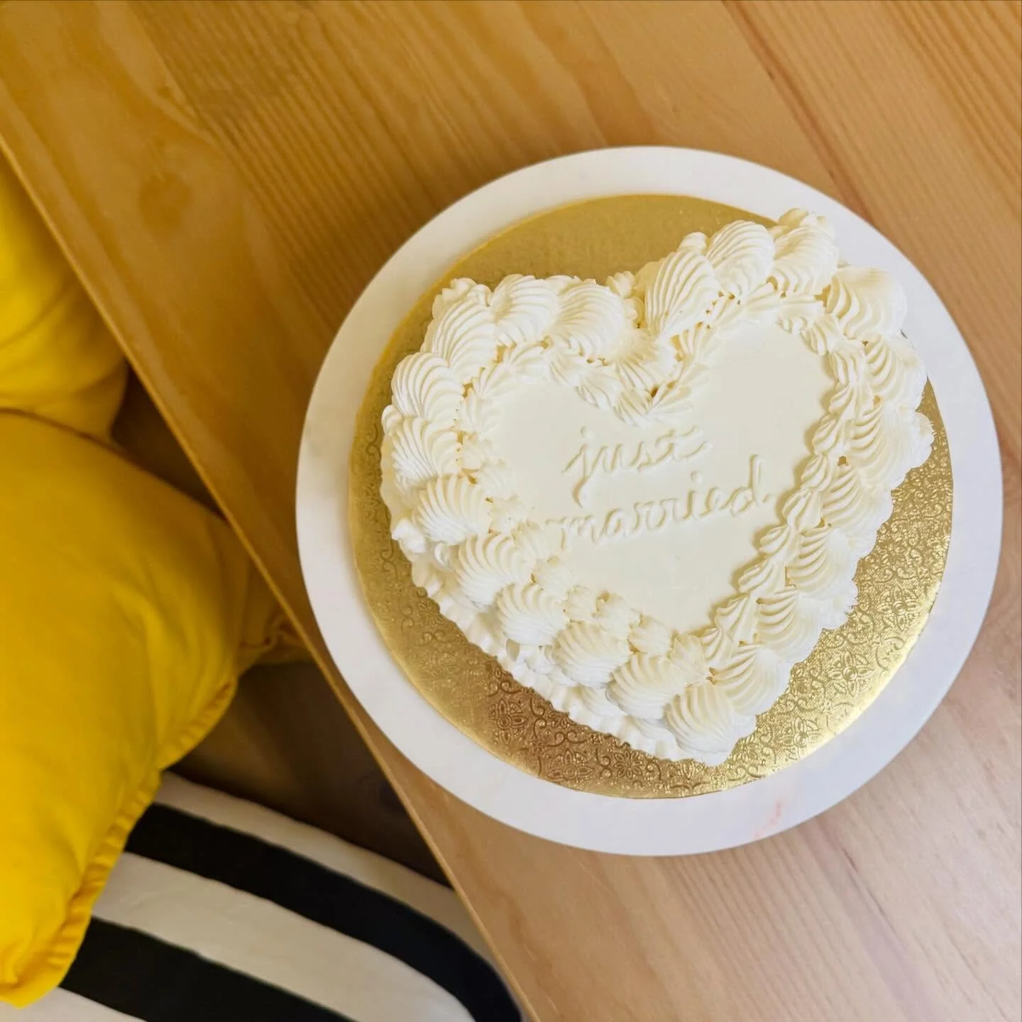 🤍✨Today&rsquo;s Cake of the Day: a sweetheart&rsquo;s cake for a fellow OLP grad and her now hubby! These cakes for two are so romantic and intimate to share as a special moment with you and your person on the big day! 

🤍✨It has been very special 