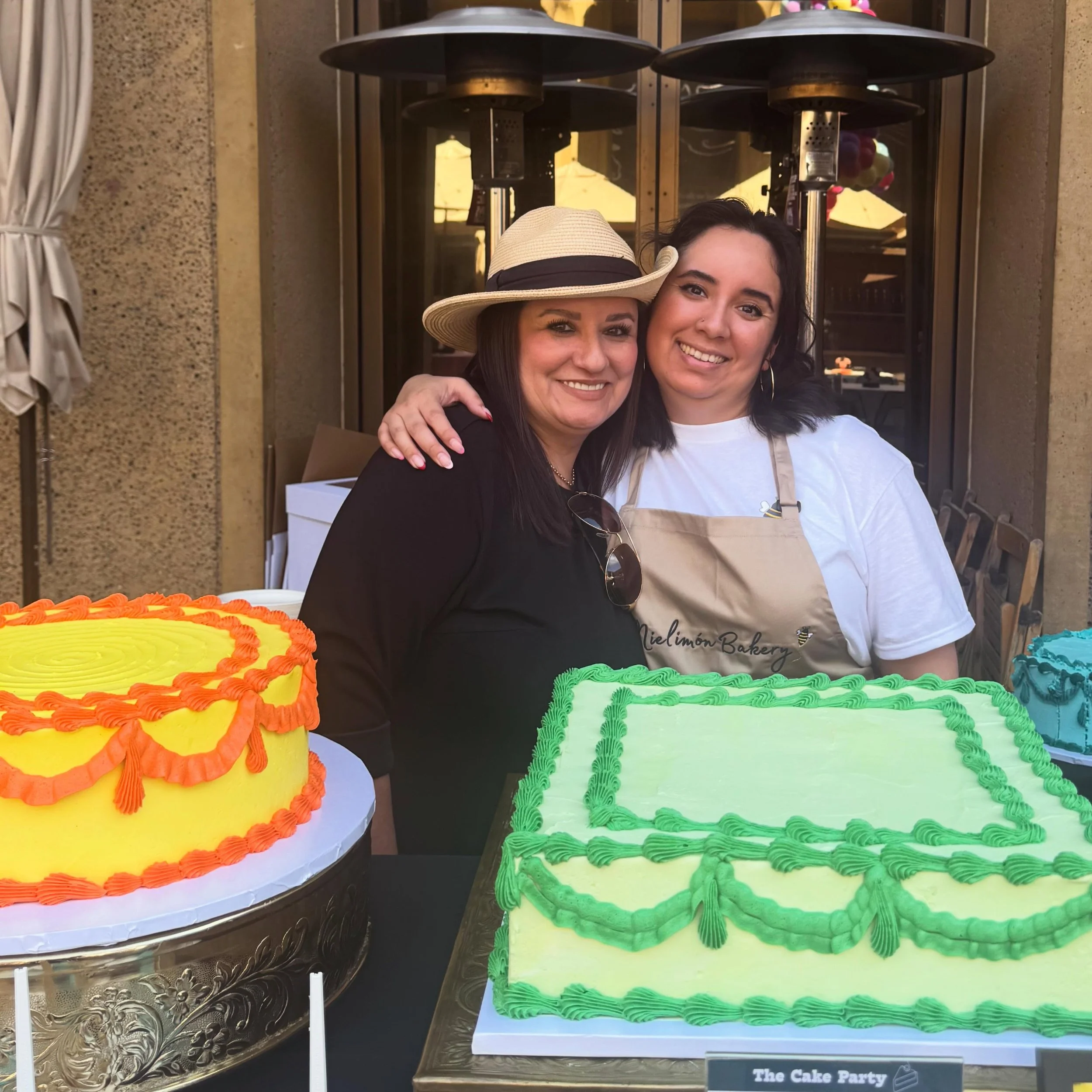 Feliz D&iacute;a de las Madres a la mejor mamacita del mundo 💛🌻✨

I am so grateful for my mom&rsquo;s never-ending support, in and out of the bakery. Throughout this whole journey, from watching her make birthday cakes when I was little, to going t