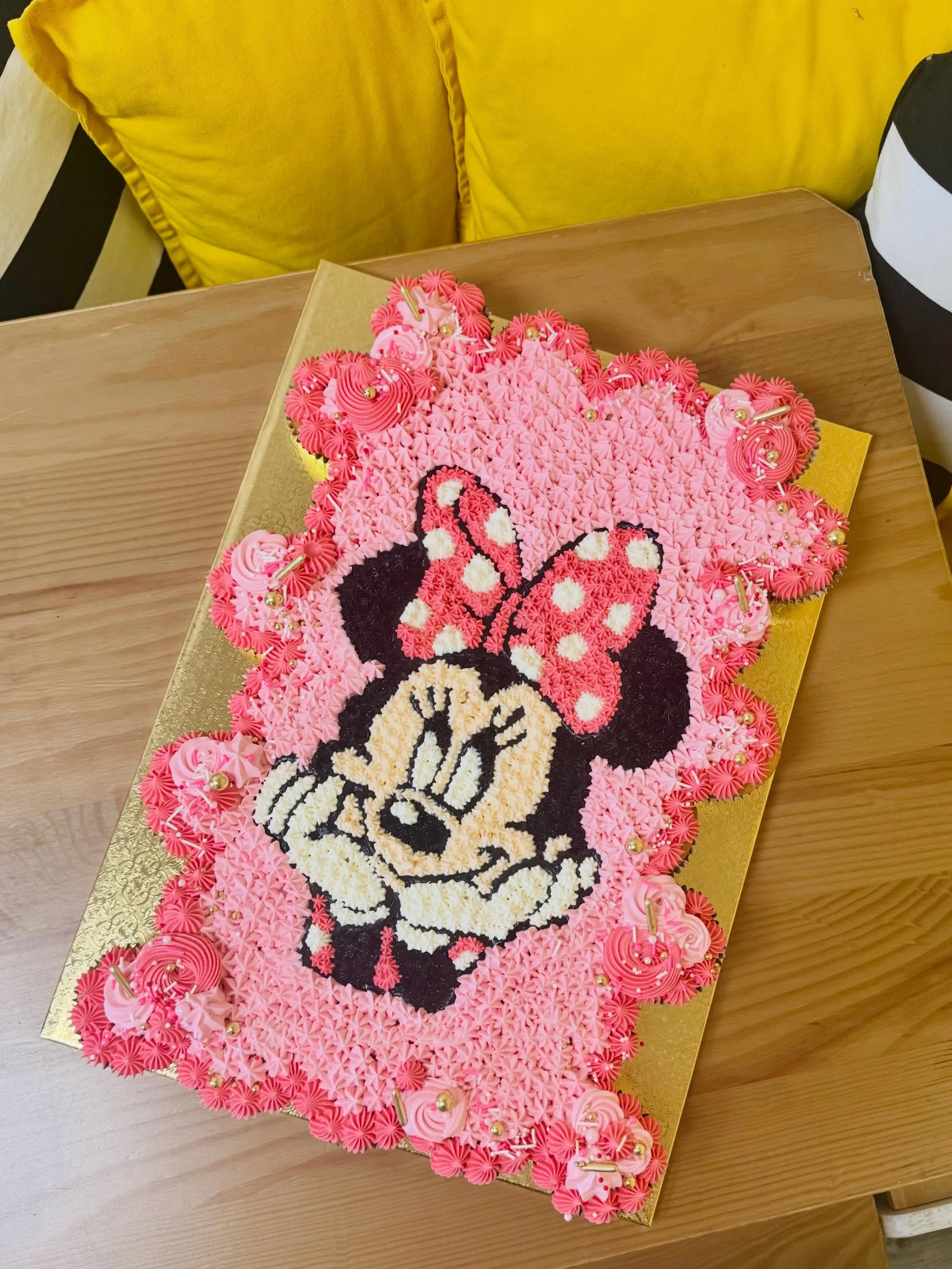 🎀 Today&rsquo;s Cake of the day is not a cake but is the cutest cluster of 3 dozen vanilla cupcakes for a sweet birthday party! 

🎀 These were so fun to decorate, we hope the birthday girl had a wonderful birthday! 

🎀On a side note, we are comple