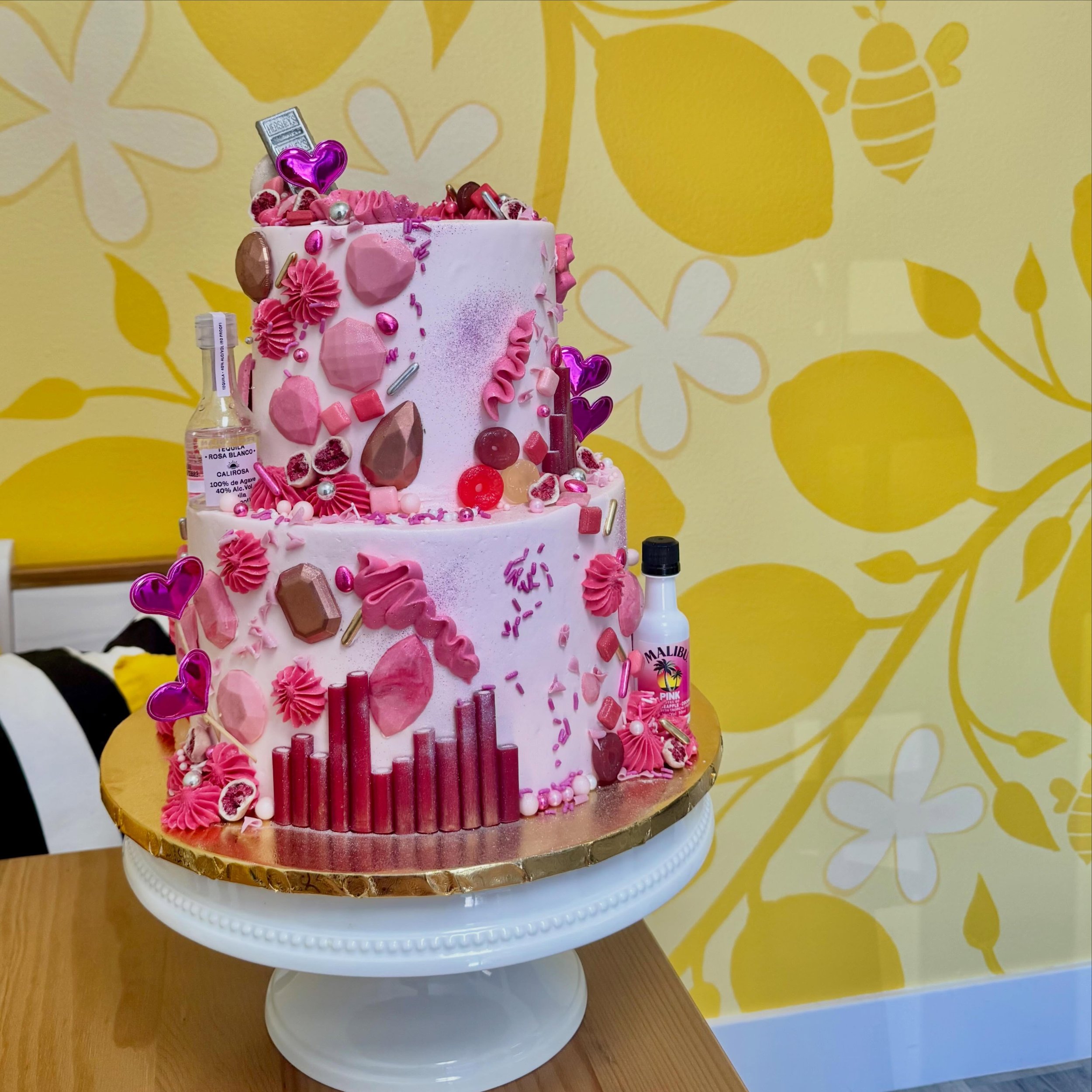 ✨🩷🍸Hello FRIYAY! 🍸🩷✨

💖We are ready for the weekend! This Barbie inspired cake was so fun to make! 

💖The top layer is a vegan coconut cake and the bottom is a key lime custard cake! 

💖It was a fun mission to look for pink candies and make sp