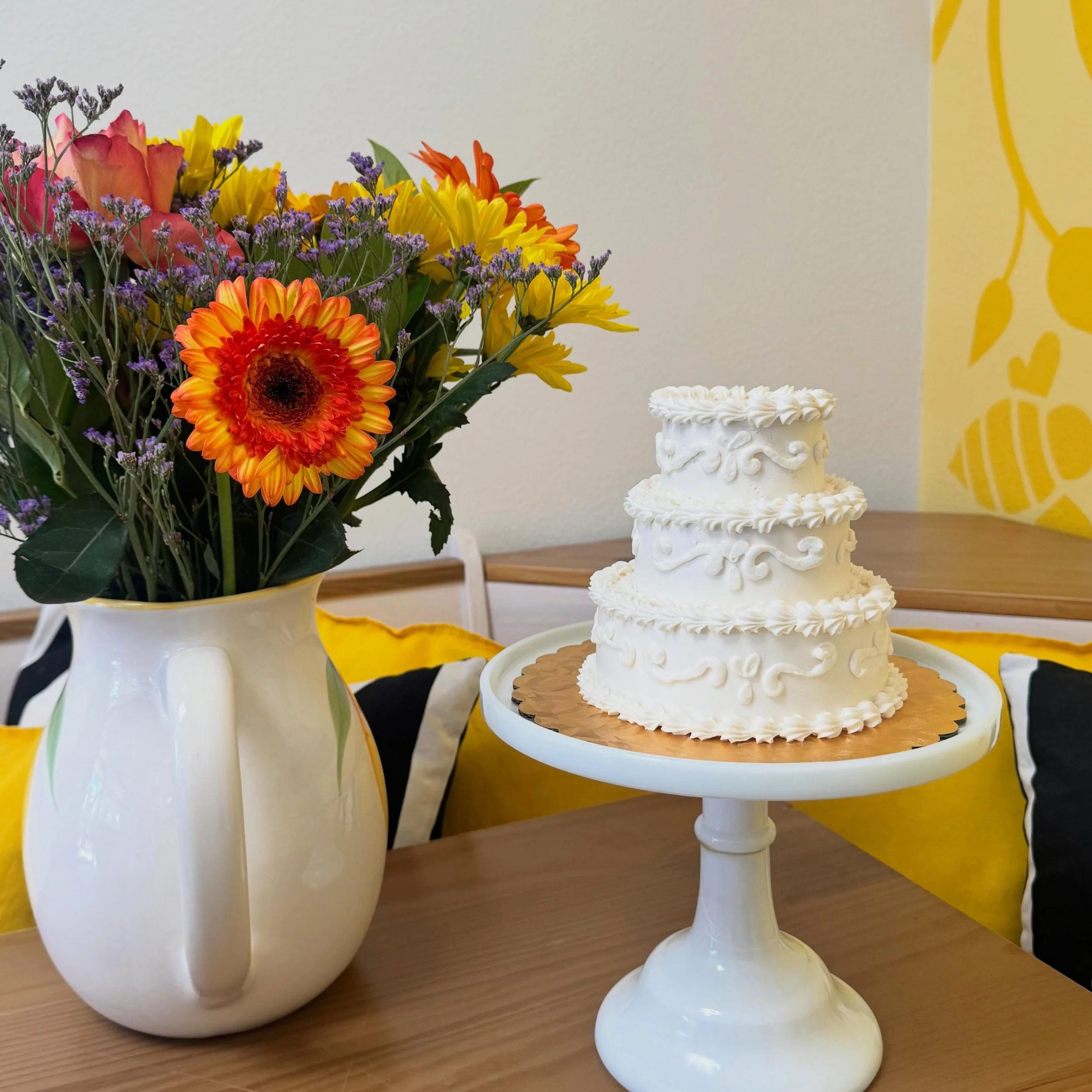 ✨🤍Last week we made the tiniest and cutiest wedding cake! 

✨🤍 For reference, the top tier was 3 inches wide! 

✨🤍This petit gateau was in our red velvet flavor with whipped cream cheese frosting. 

✨🤍Cheers to the happy couple! We love getting t