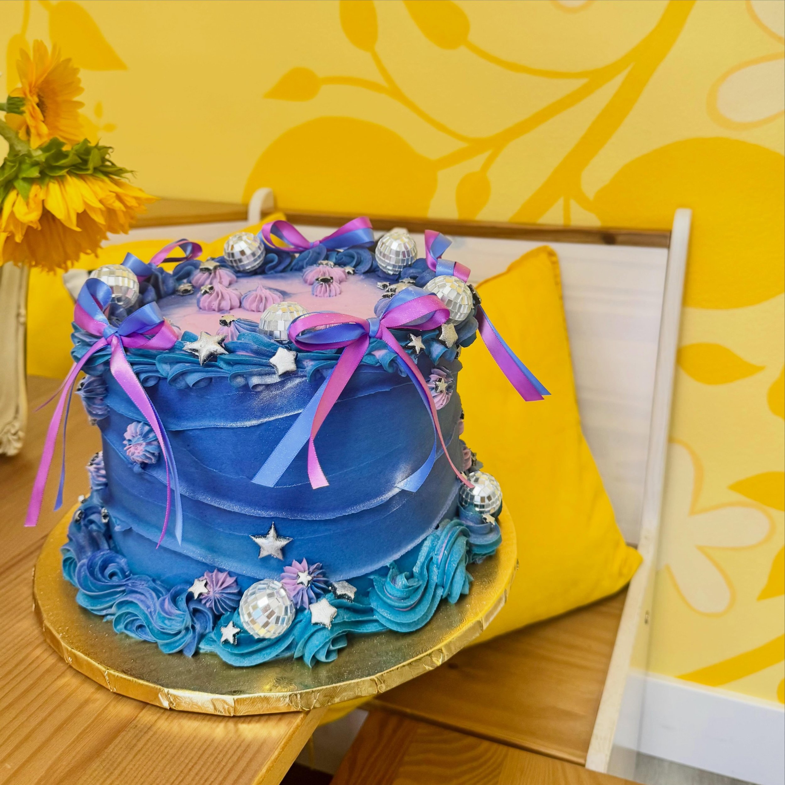 ✨💜🪩Happy Friday everyone!🪩💜✨

🩷🪩This K-pop Demon Hunters inspired cake is giving us all the weekend vibes! 

🩷🪩This 8-inch cake is in our Strawberries in Spring flavor. The cake is an orange zest sponge with fresh strawberries layered between