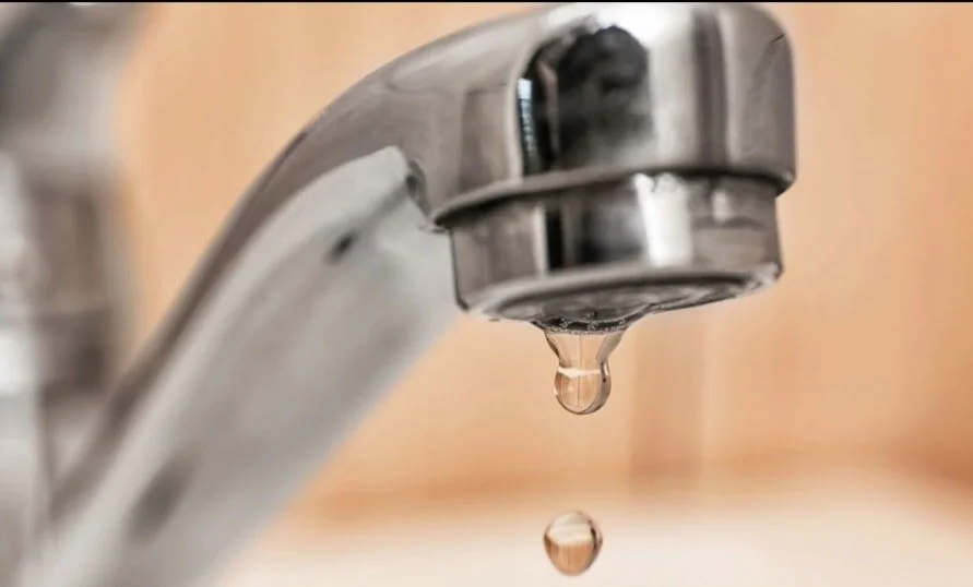 ❄️ Cold Snap reminder

Frozen pipes can cause BIG damage&mdash;but a few small steps can help prevent it:
✔️ Keep cabinet doors open under sinks
✔️ Let faucets drip during extreme cold
✔️ Make sure exposed pipes are insulated
A little prep now can sa