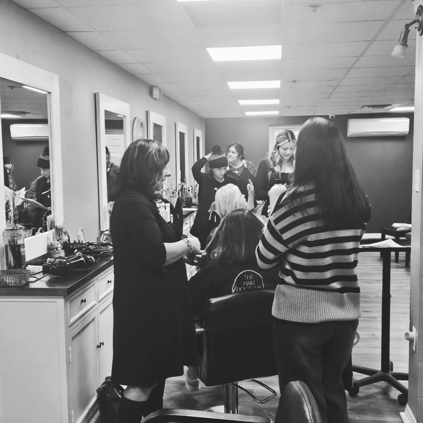 Amazing @keratincomplex class with @kate_trubeautyconcepts 🤍 always learning, always adding to our repertoire! Can't wait to share more about Keratin Treatments with our clients! Stay tuned!
📸: @not_official2
#keratintreatment #keratincomplex