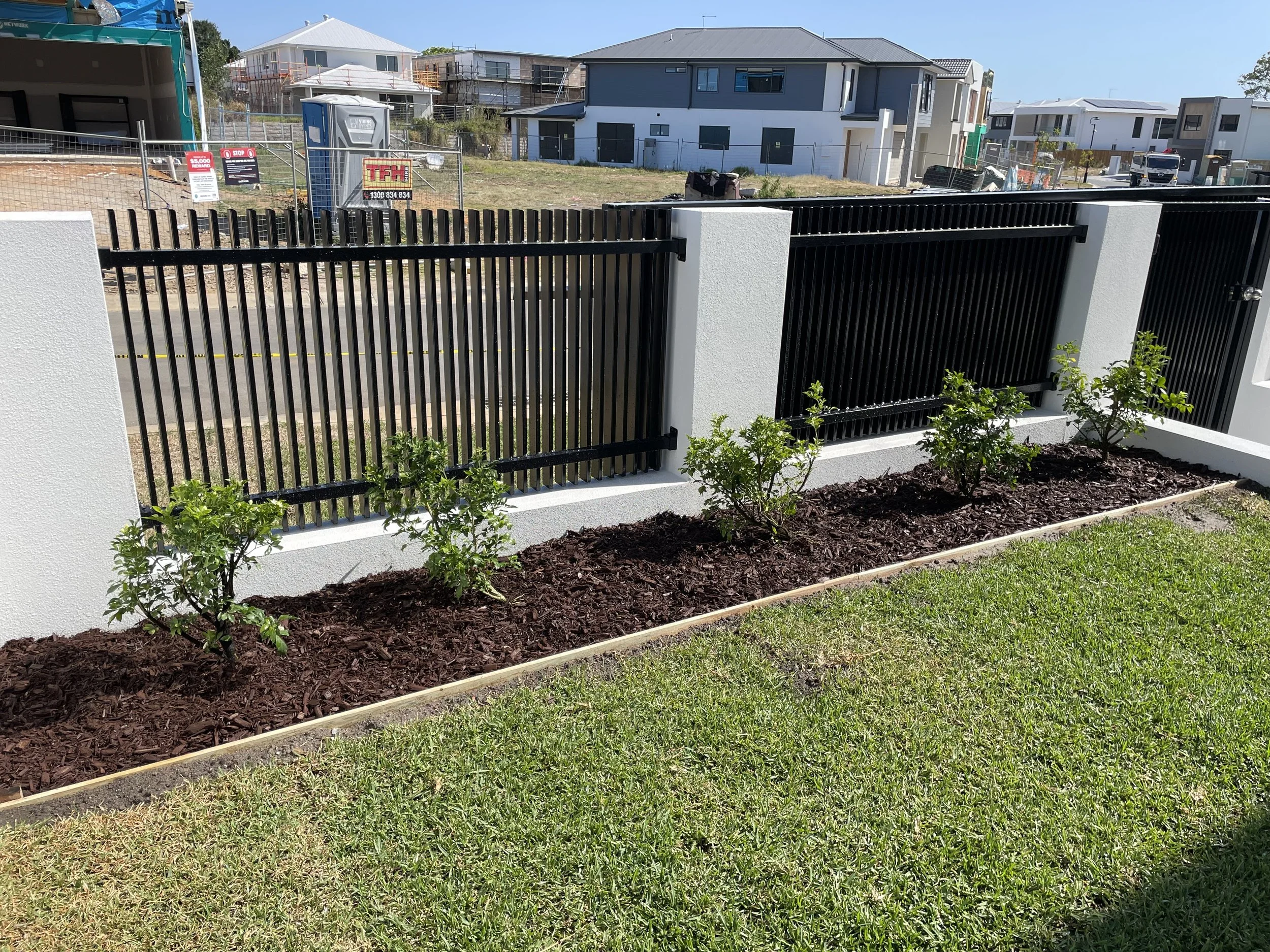 Custom-designed and built outdoor kitchen and entertaining area - Brisbane landscape design