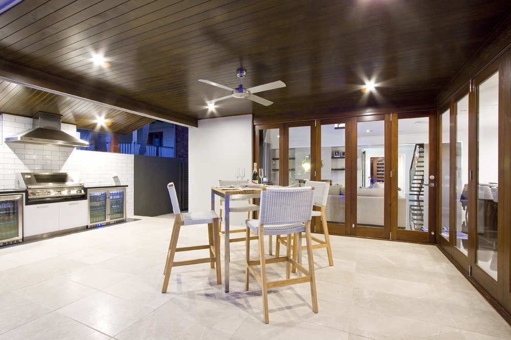 Custom-designed and built outdoor kitchen and entertaining area - Brisbane landscape design