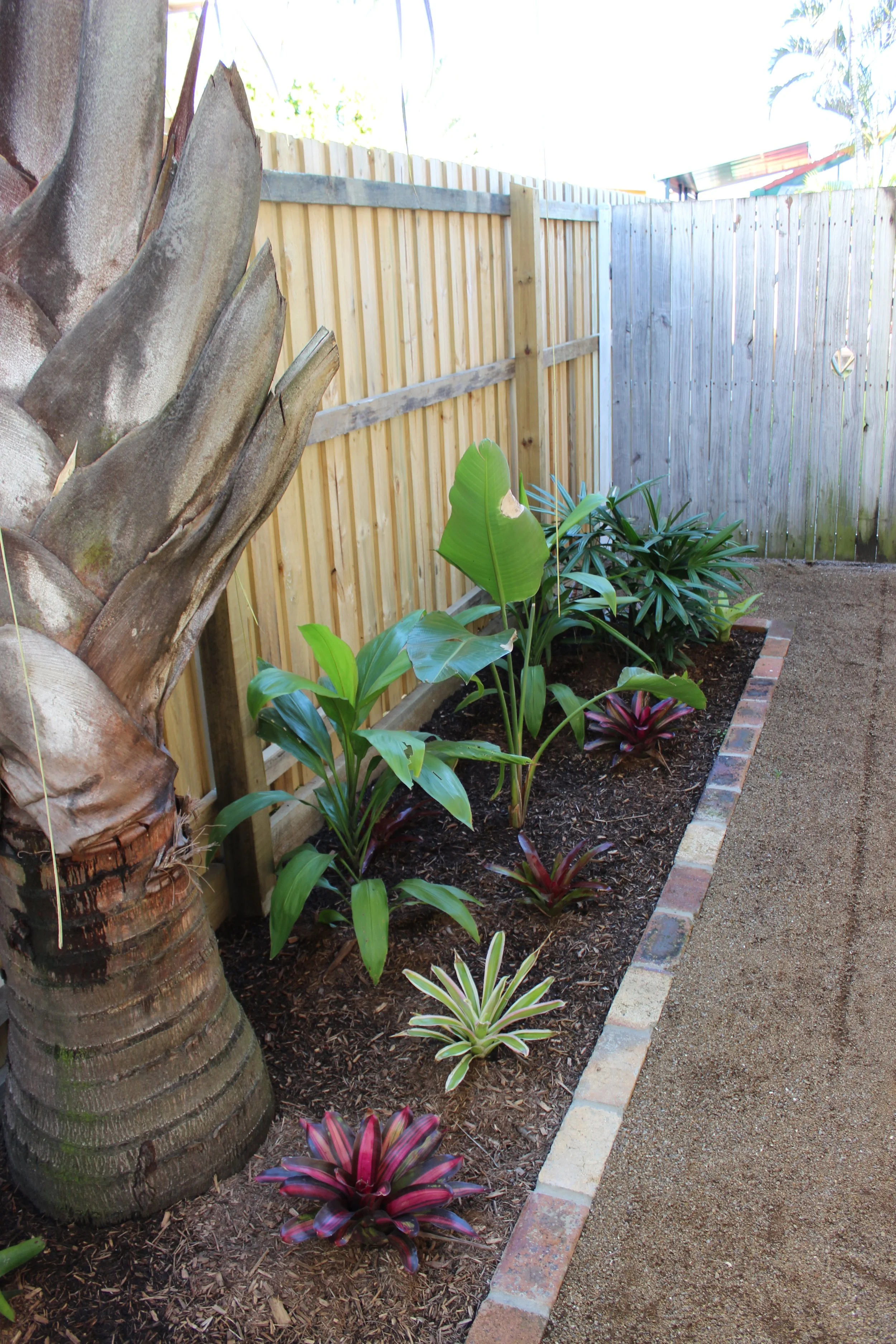 Custom-designed and built outdoor kitchen and entertaining area - Brisbane landscape design