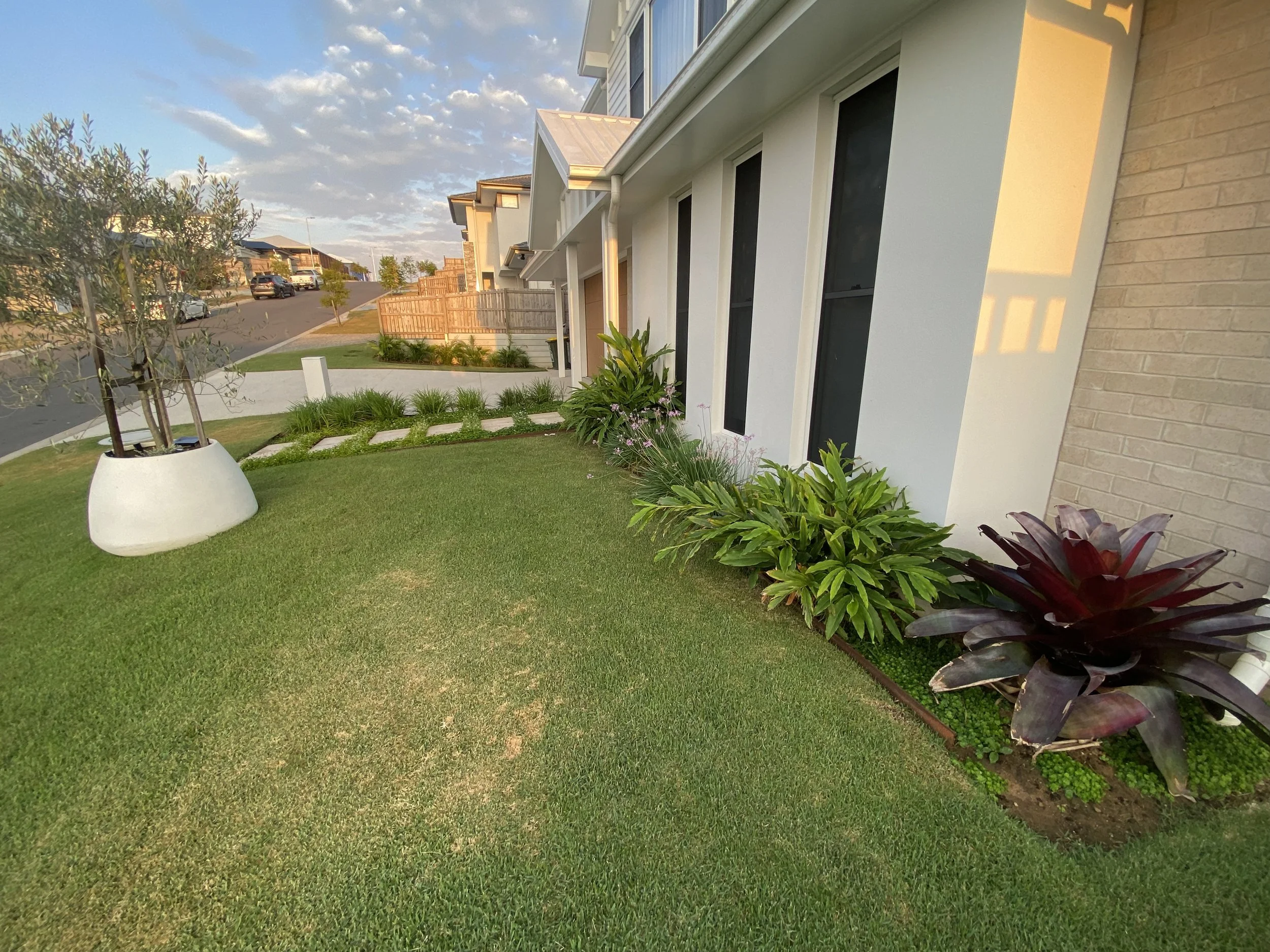 Custom-designed and built outdoor kitchen and entertaining area - Brisbane landscape design