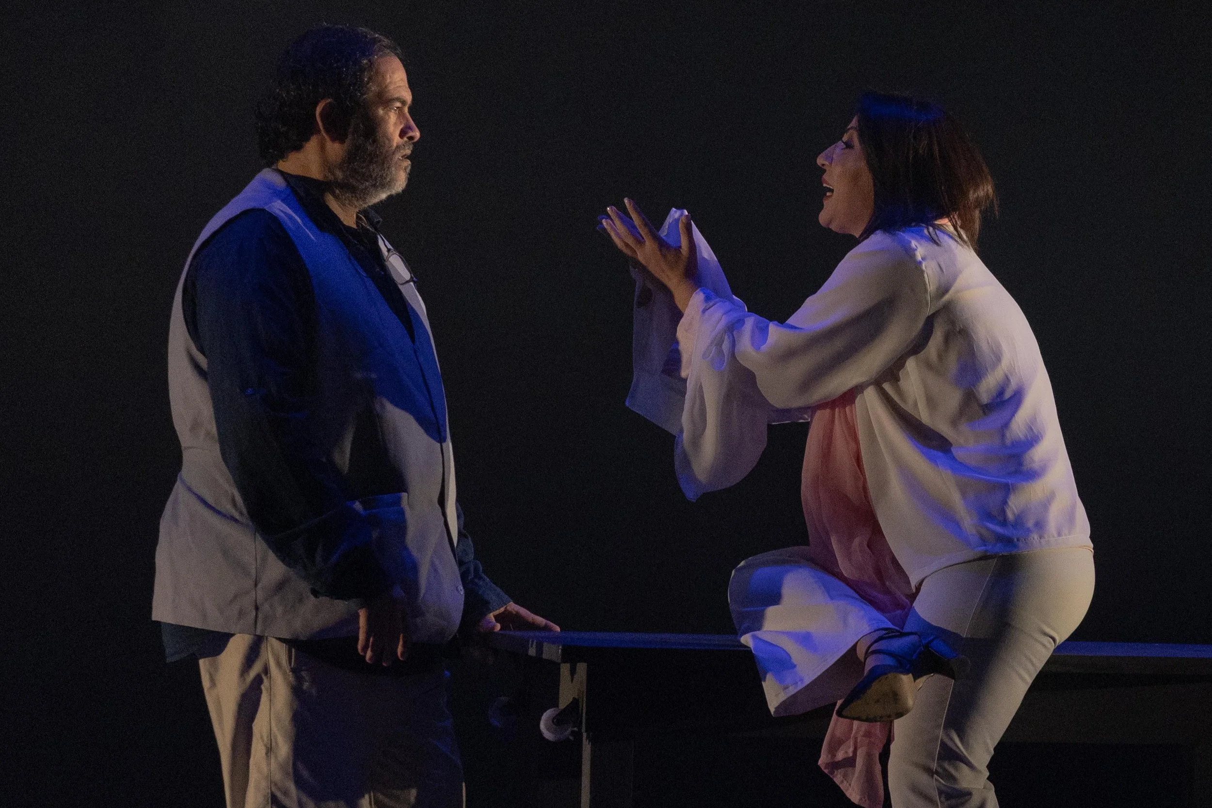 على مسرح المجمع الثقافي.. «احتراق شمعة» تجسيد لأوجاع كاتب مُحبَط