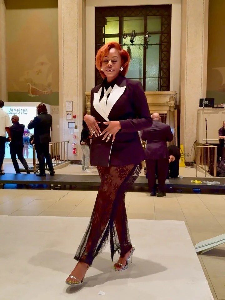 𝐑𝐮𝐥𝐞 #𝟏: 𝐖𝐚𝐥𝐤 𝐢𝐧 𝐞𝐯𝐞𝐫𝐲 𝐫𝐨𝐨𝐦 𝐥𝐨𝐨𝐤𝐢𝐧𝐠 𝐥𝐢𝐤𝐞 𝐚 𝐜𝐨𝐦𝐩𝐥𝐢𝐦𝐞𝐧𝐭. ✔️
I used to think I had to be in every room.
Now I know the Win is finding the tables that make room for you. 🥂

This past week that table was the runw