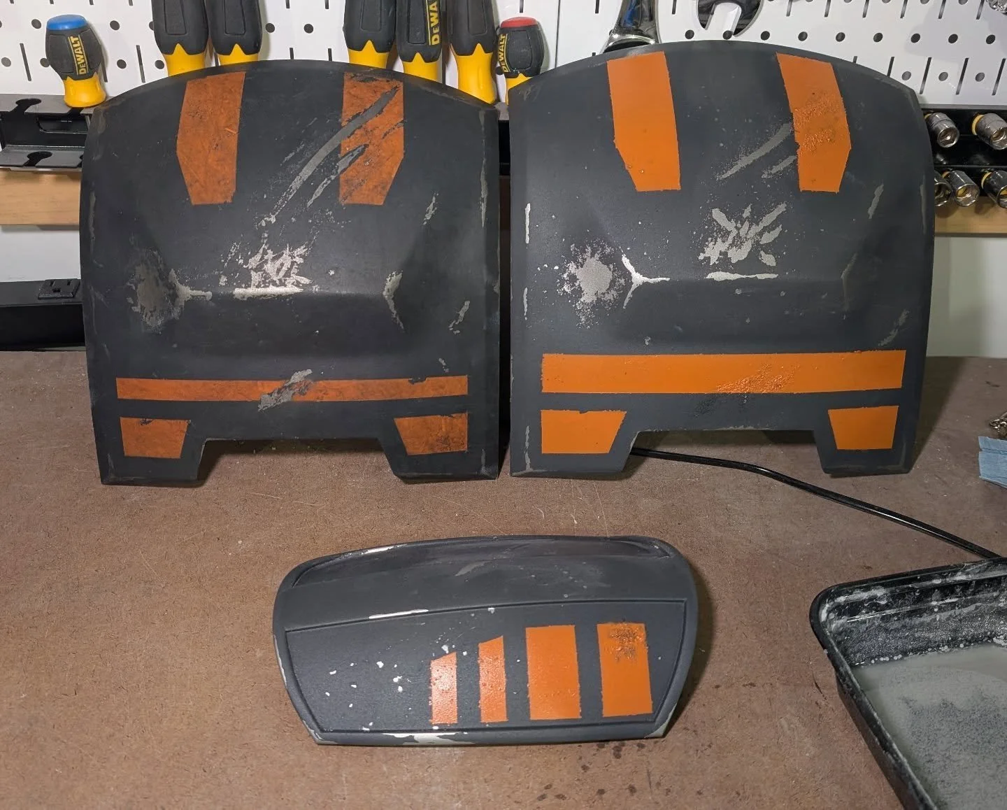 Working some replacement armor pieces for my #mandalorian kit! Waiting for the orange detail paint to dry before peeling off all the masking, touching up bleeding under the tape, and weathering, but happy so far!
- New larger back plate (original for