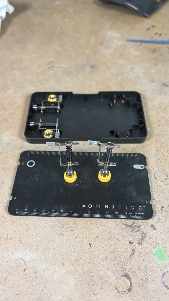 Who doesn't need a helping hand in the workshop? I have spent a lot of time with this @omnifixo M4.4 and it's made soldering MUCH easier! Easily adjustable, firm hold on wires, components, or PCBs, and plenty of work space for all your hobby electron