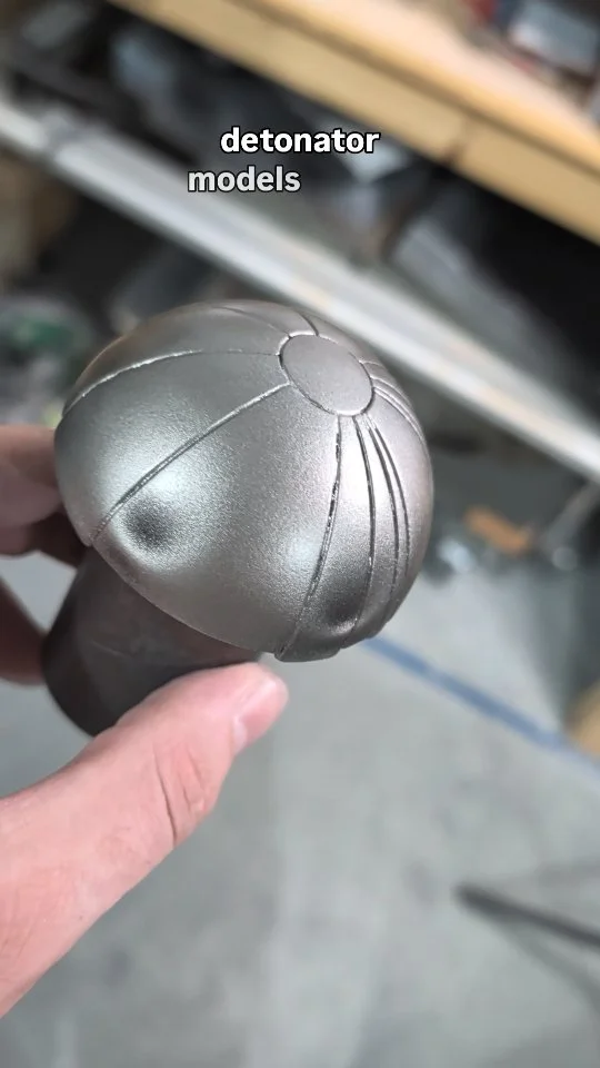I love experimenting with new techniques and materials - you always learn something new! In this case, it was that spray paint with metallic powder in it interacts with magnetic fields!
Interestingly, @seymourpaint Stainless Blast uses 316L stainles