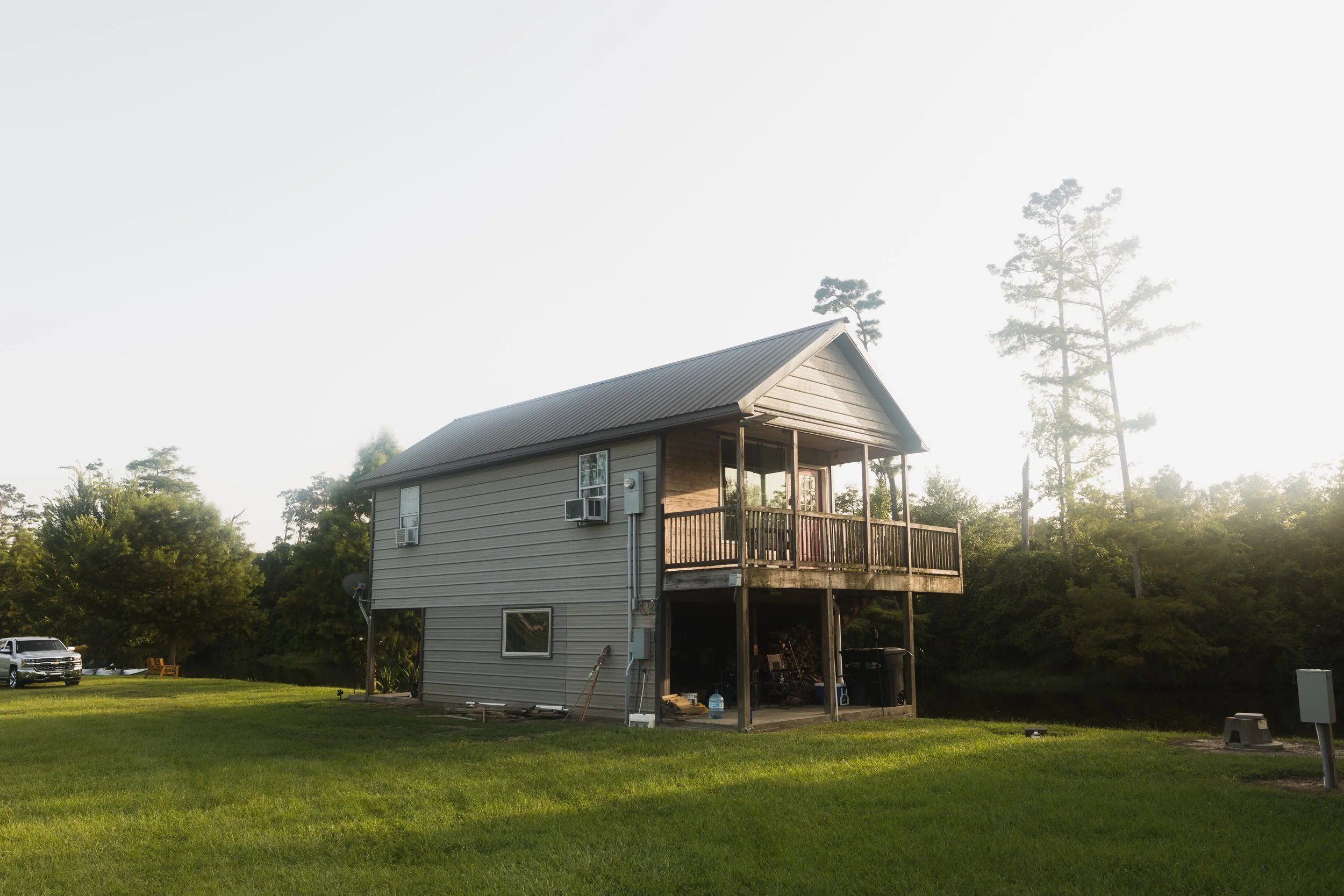 At the Glampsite, the lodge is your home base for comfort and convenience. Upstairs, you’ll find dining space and a daybed lounge area perfect for reading, relaxing, or enjoying a cozy chat after a day outdoors. Our shared bathroom and full kitchen a