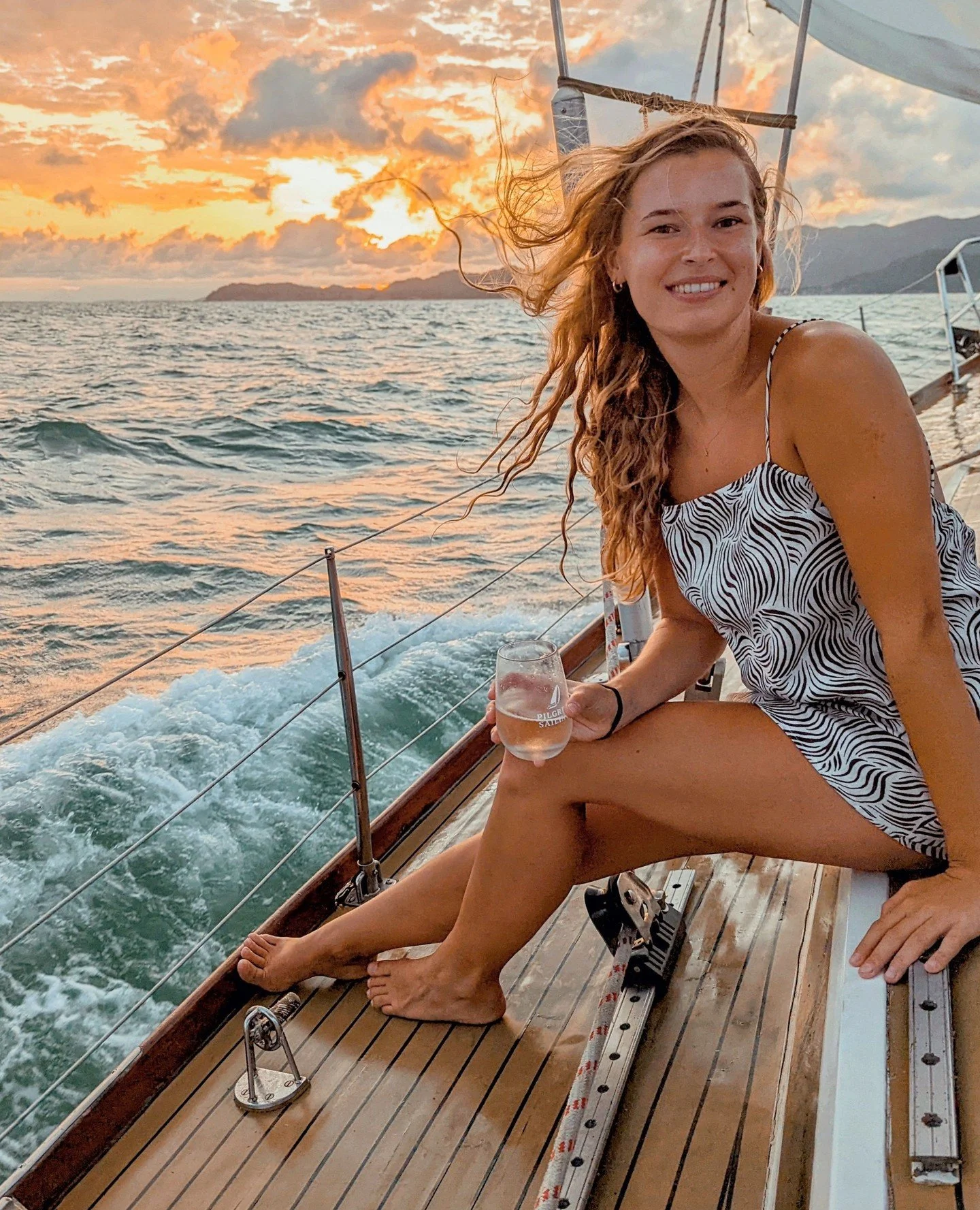 It&rsquo;s moments like these that make sunset sails feel less like an occasion and more like a good way to end the day.⁠
⁠
📷️: @brucehobby_⁠
⁠
⁠
#sunset #sunsetsail  #relax #chill #romance #sunsetsailing #sunsetsailmagneticisland #sipandsail #daten