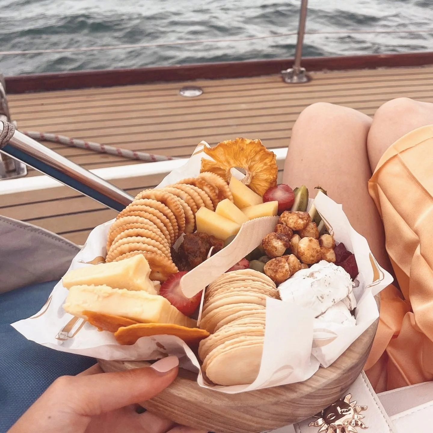 You don&rsquo;t have to go far to feel like you&rsquo;ve gone somewhere. Local food to share, a calm sail, and a pace that lets you notice the small things.⁠
⁠
📷@rubyysharp⁠
⁠
⁠
#pilgrimmagneticisland #pilgrimsailing #sunset #sunsetsail #gourmet #fo