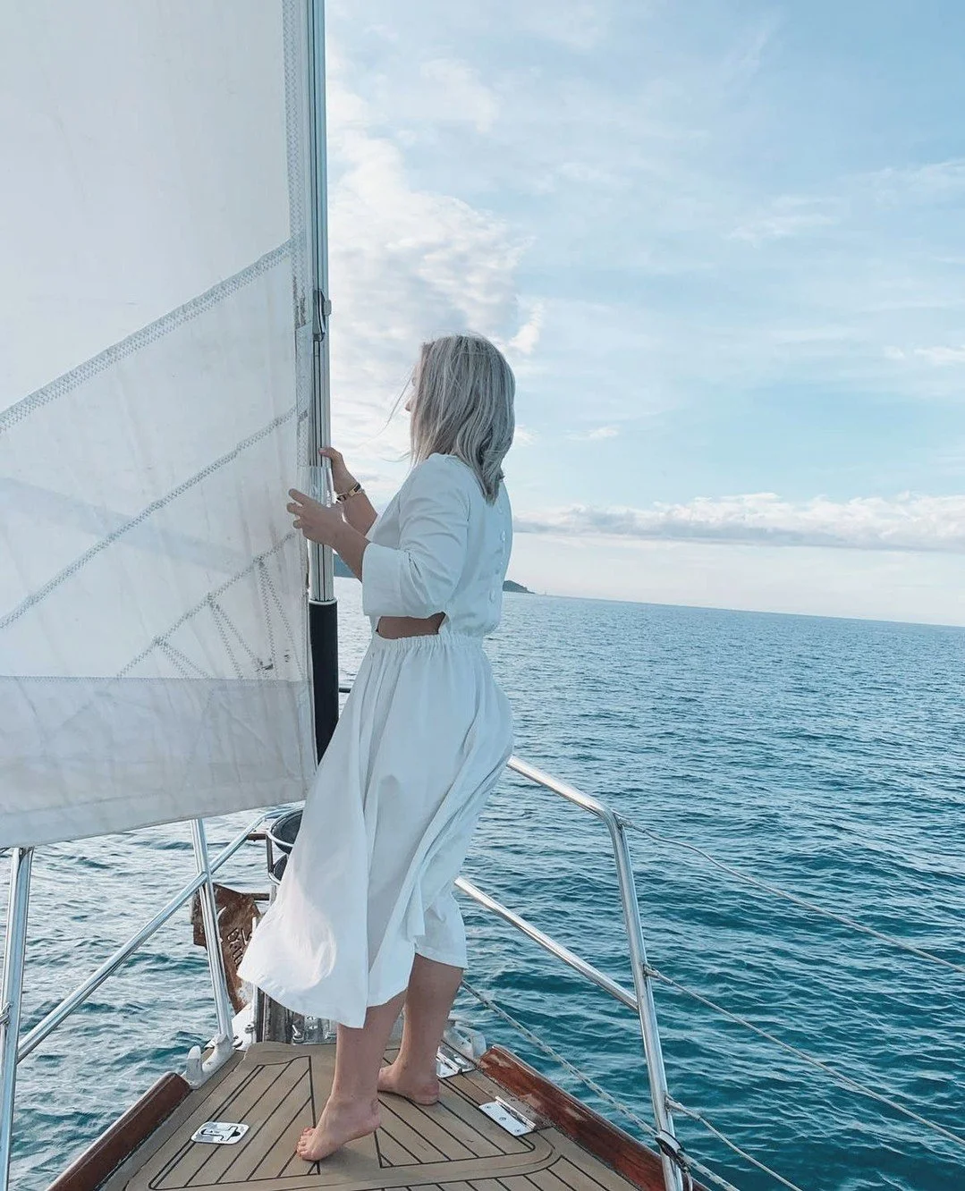 Sail up, shoes off, nothing else to do &mdash; and nowhere else to be. ⁠
⁠
 📷@britttfalco⁠
⁠
#pilgrimmagneticisland #pilgrimsailing #sunset #sunsetsail #sunsetsailing #sunsetsailmagneticisland ⁠