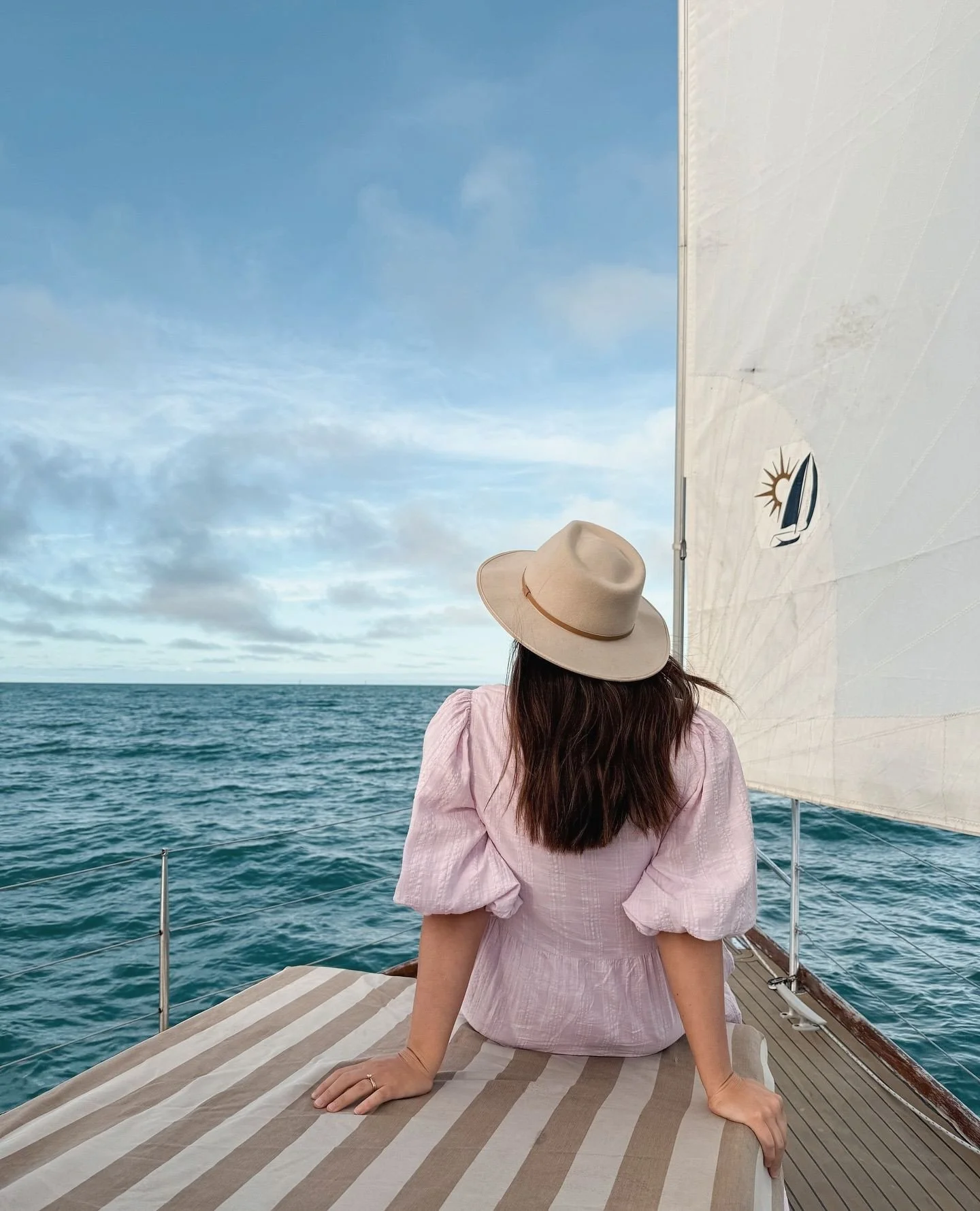 Just sit and let the ocean do its thing!⁠
⁠
📷 @kelseymlaguna ⁠
⁠
#pilgrimmagneticisland #pilgrimsailing #thisismagneticisland #sunsetsailing #sunsetsailmagneticisland #sipandsail⁠