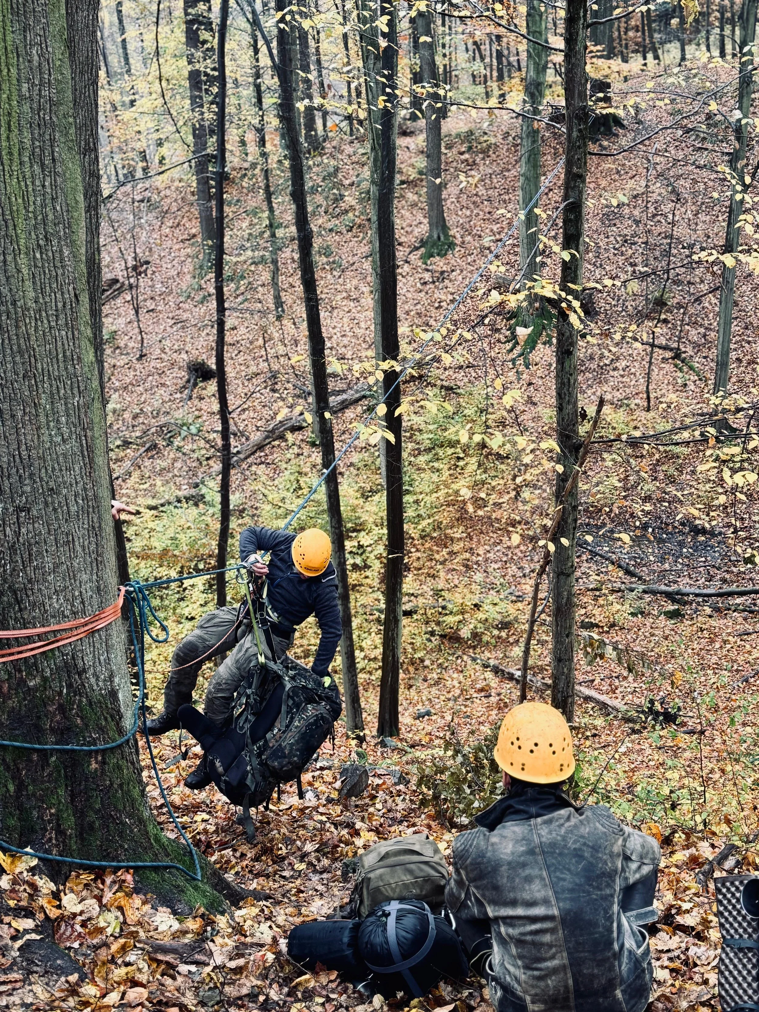 Seilbrücke – teamwork und Technik im Expedition Drill Course, um schwierige Passagen sicher zu überwinden und gemeinsame Ziele in anspruchsvollem Gelände zu erreichen.