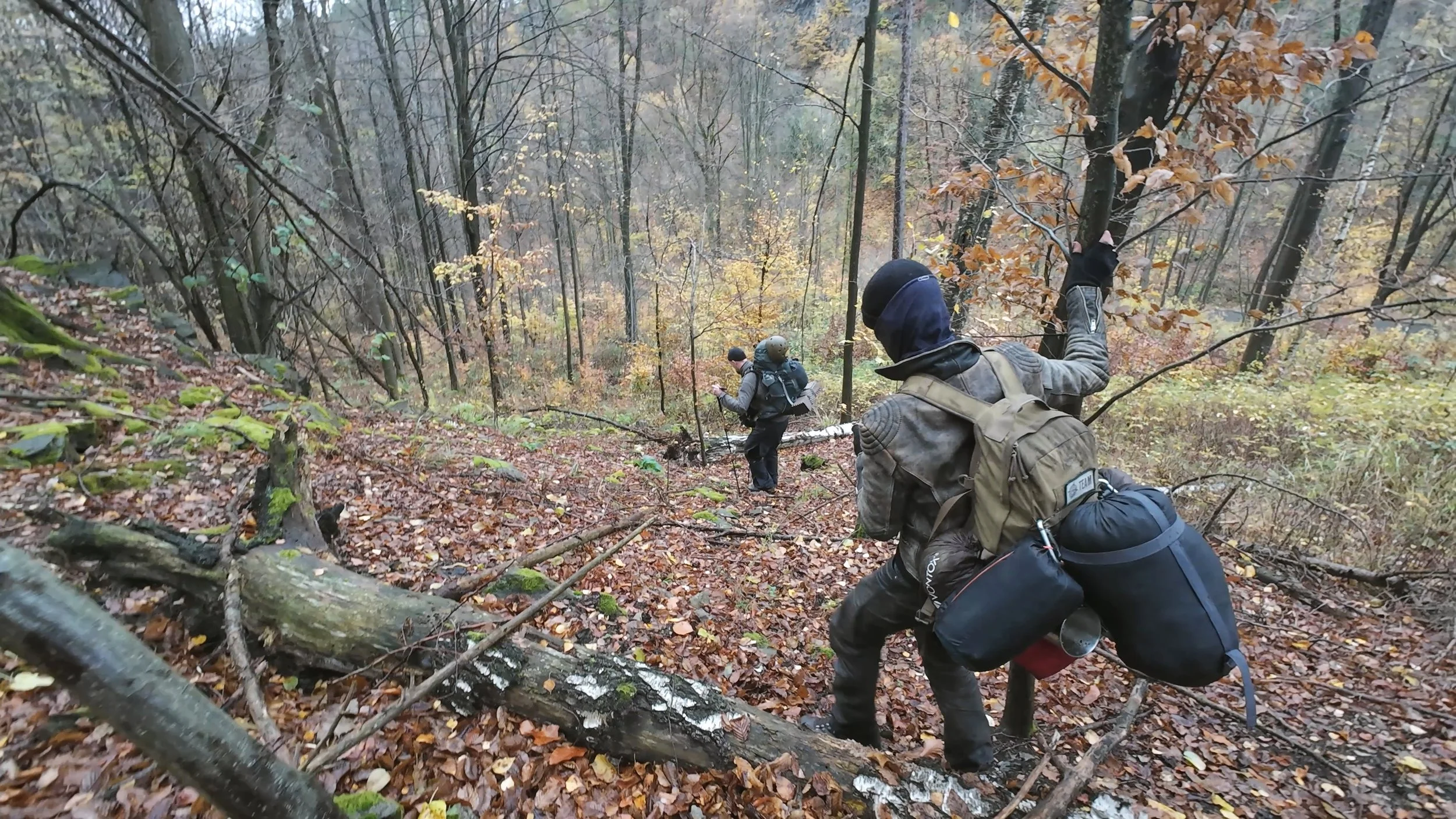 Unwegsames Gelände – anspruchsvolles Terrain im Expedition Drill Course, das deine körperliche Fitness und Orientierungskompetenz unter extremen Bedingungen fordert.