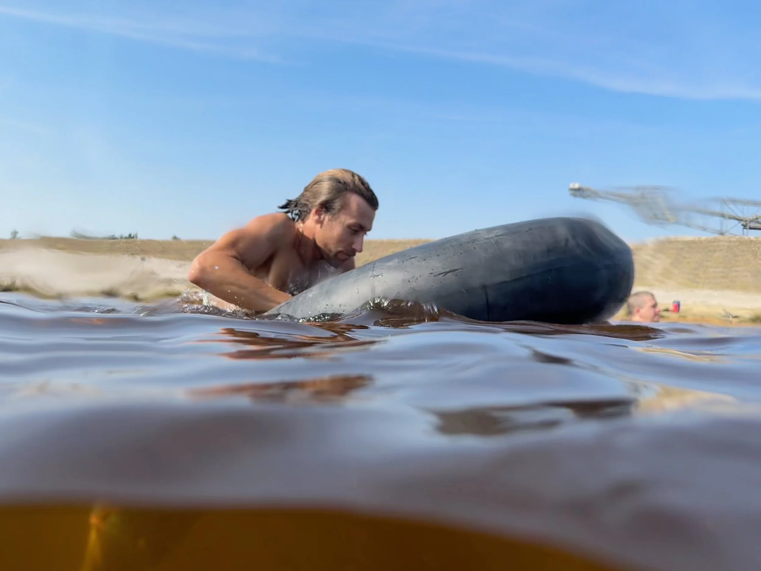 Selbstrettung im Sea Survival Training – entscheidende Techniken, um dich eigenständig aus Gefahrensituationen auf See zu befreien und deine Sicherheit zu gewährleisten.