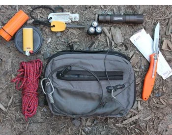 Sinnvolle Bestandteile eines Survival Kits für Wildnisabenteuer, auf Auslandsreisen und in Notsituationen.