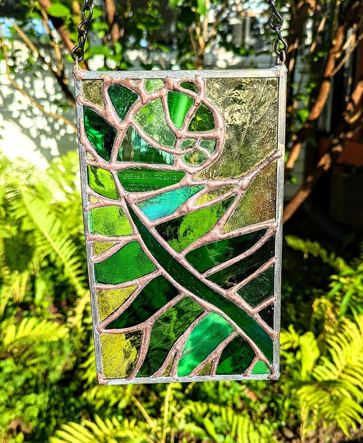 And a fern is born!
30% of the glass used in this project came from upcycled church windows. I love giving things a second life. I hope you love it as much as I do 💚