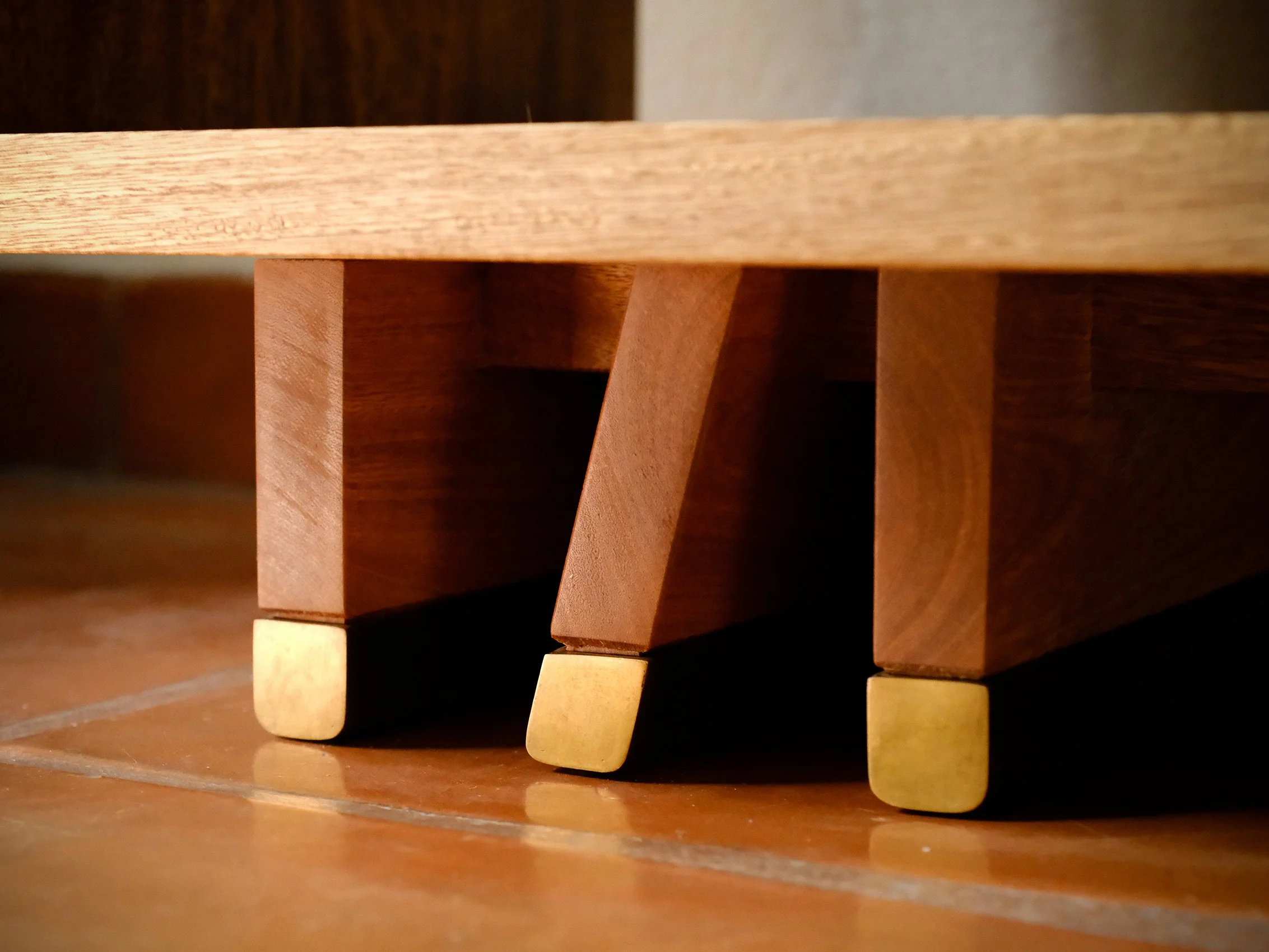 Angled foot with brass cap