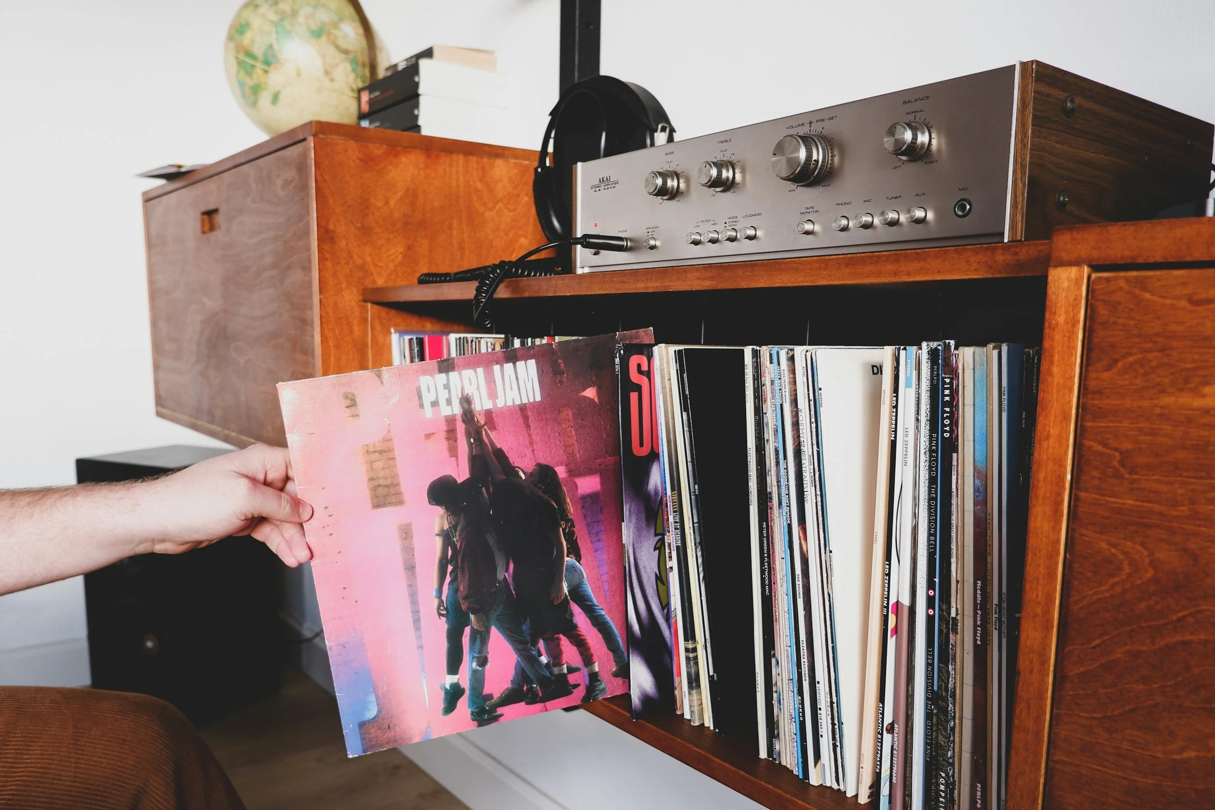 How to Start a Vinyl Collection in 2026