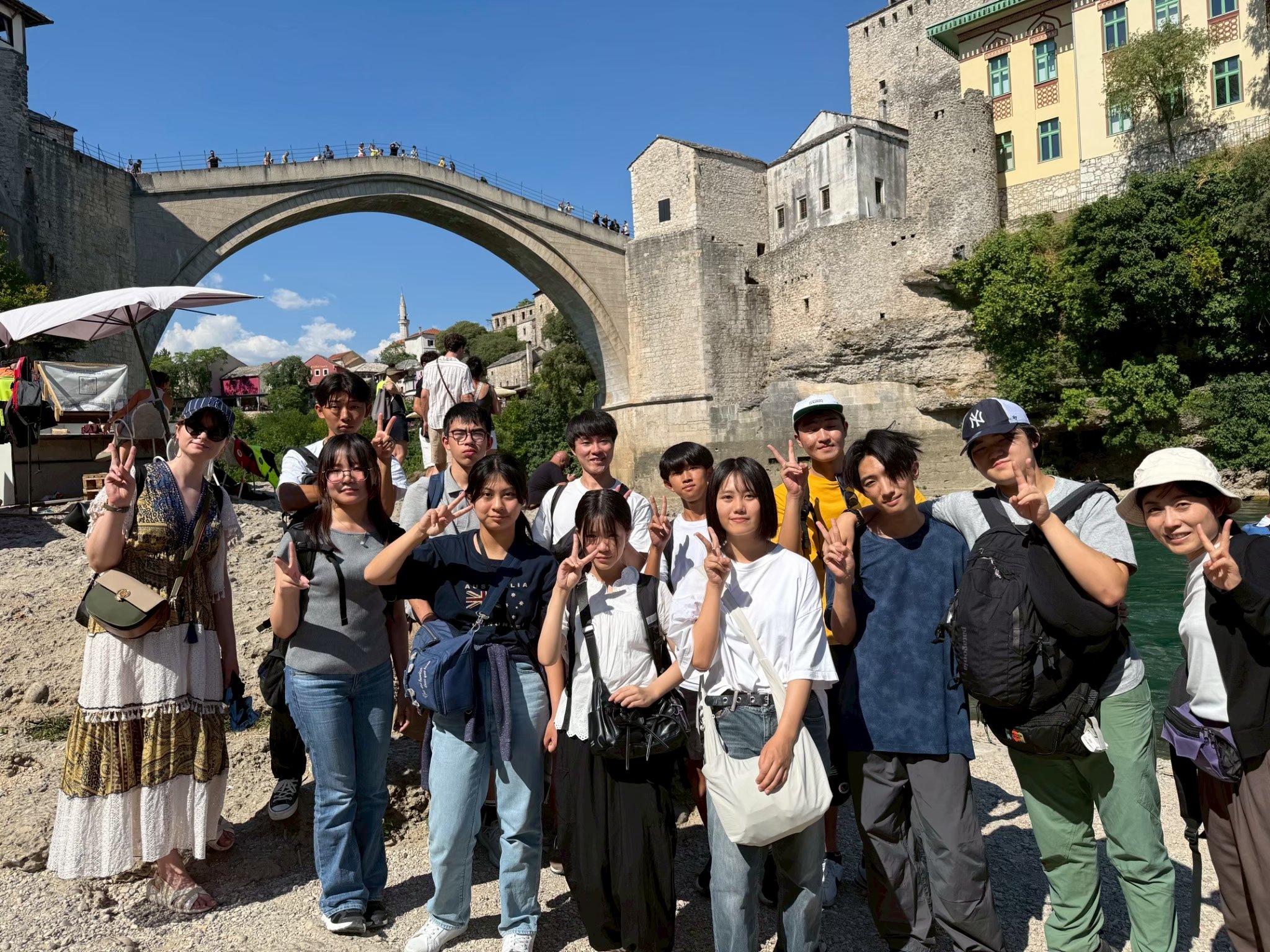 モスタルのスターリ・モスト橋とその周辺の町を背景にした山と川の風景。