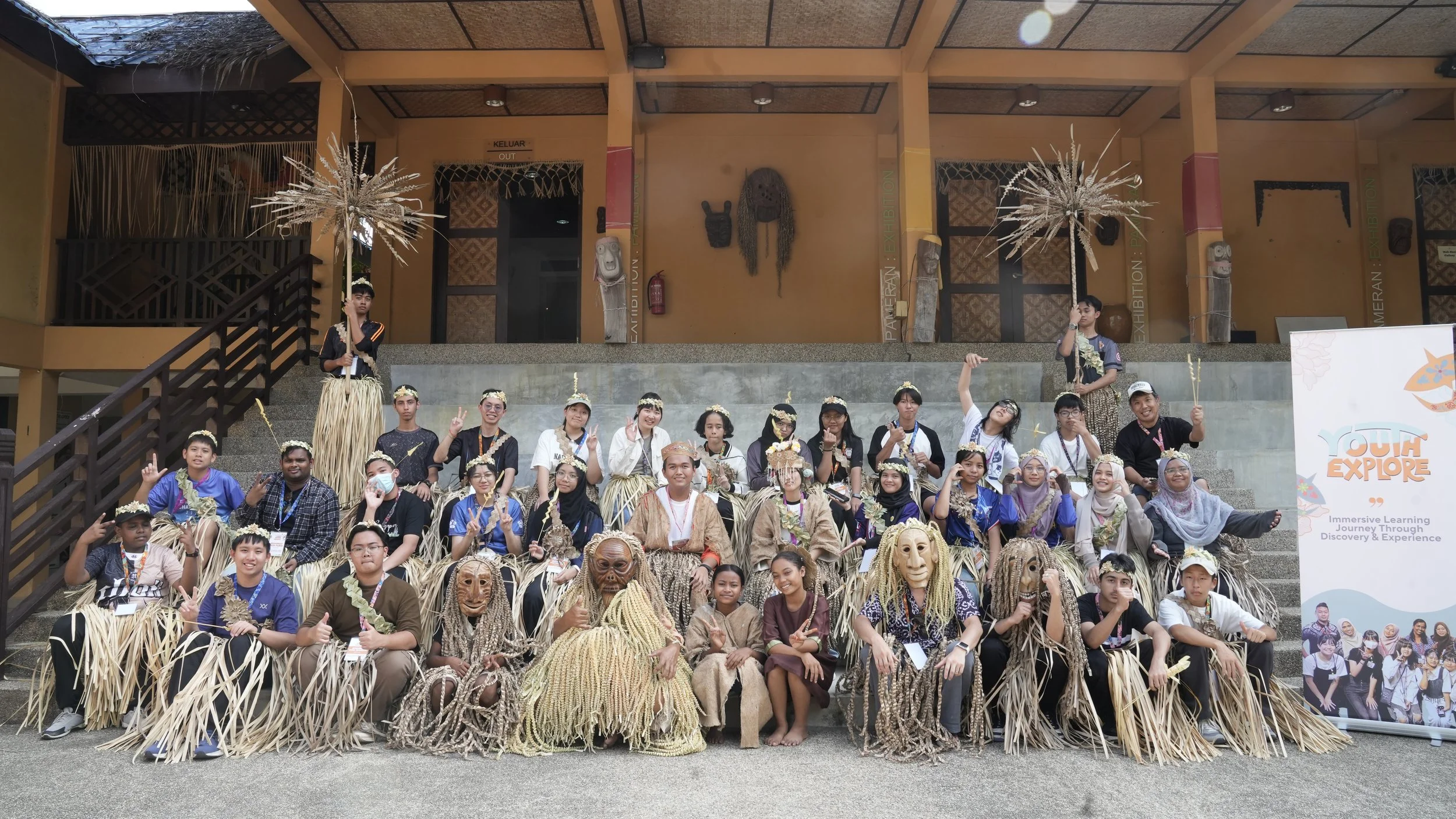 夜のクアラルンプールのスカイラインとペトロナスツインタワー