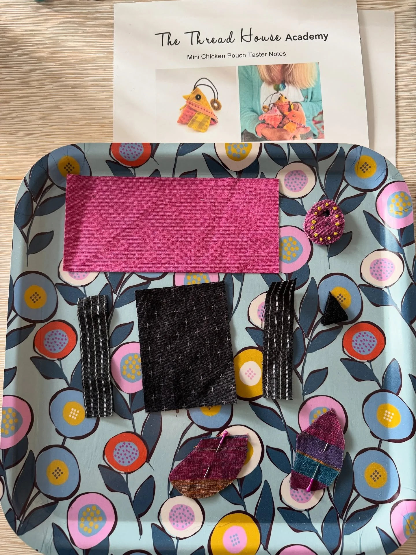 I was lured in by the lovely @joaverystitch to join Thread House Academy way back in January. I finally made time to watch the little chicken pouch videos and I&rsquo;m completely entranced. 

I whipped up an Australian Robin, and now it lives with m