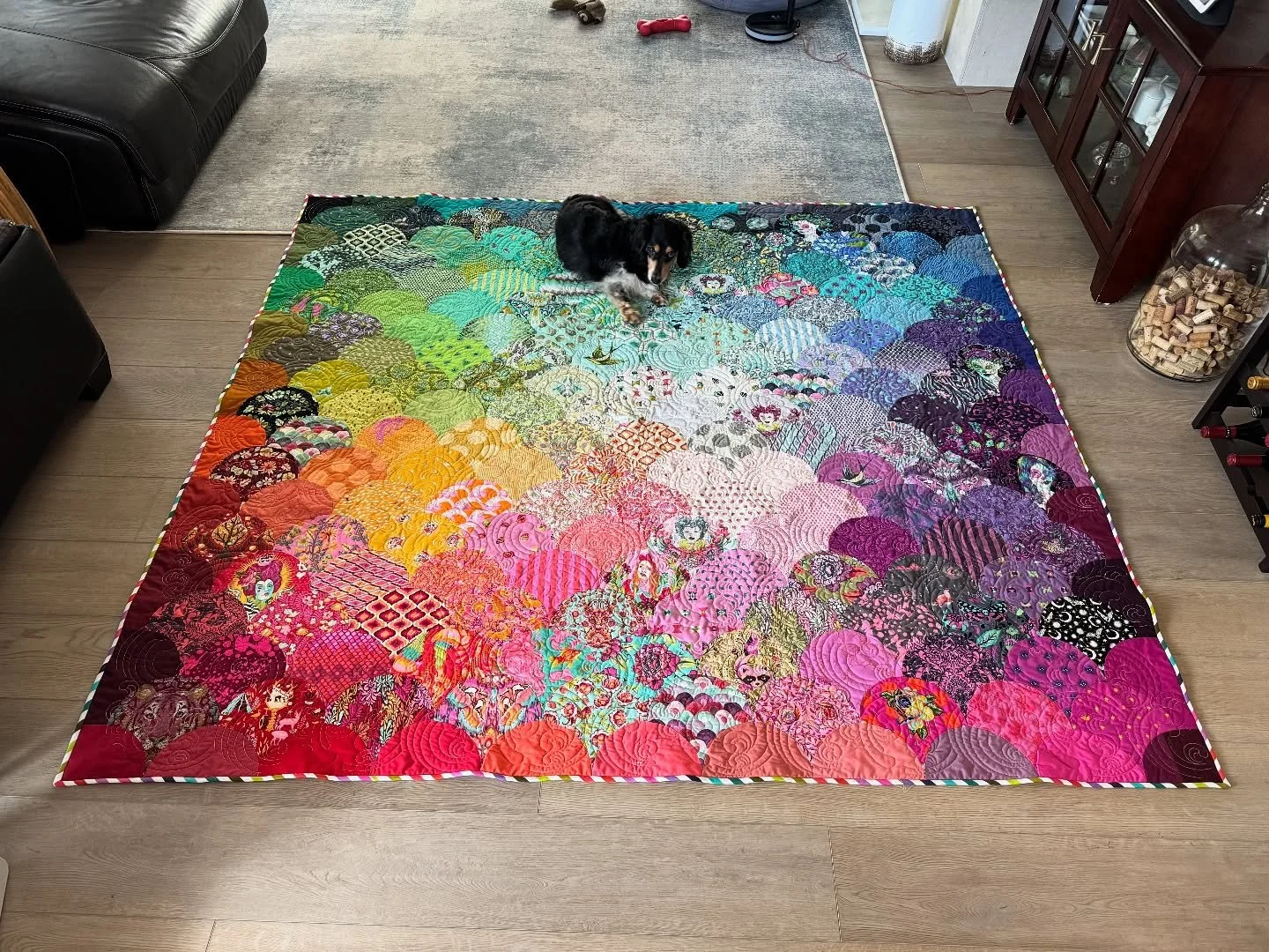 One reason I like a pile of UFO&rsquo;s - I can have a fantastic day where I finish two quilts. 

First up - my Glam Clam with fabrics by @tulapink , using the amazing pattern and template from @latifahsaafirstudios . 

Next, I finished the binding o