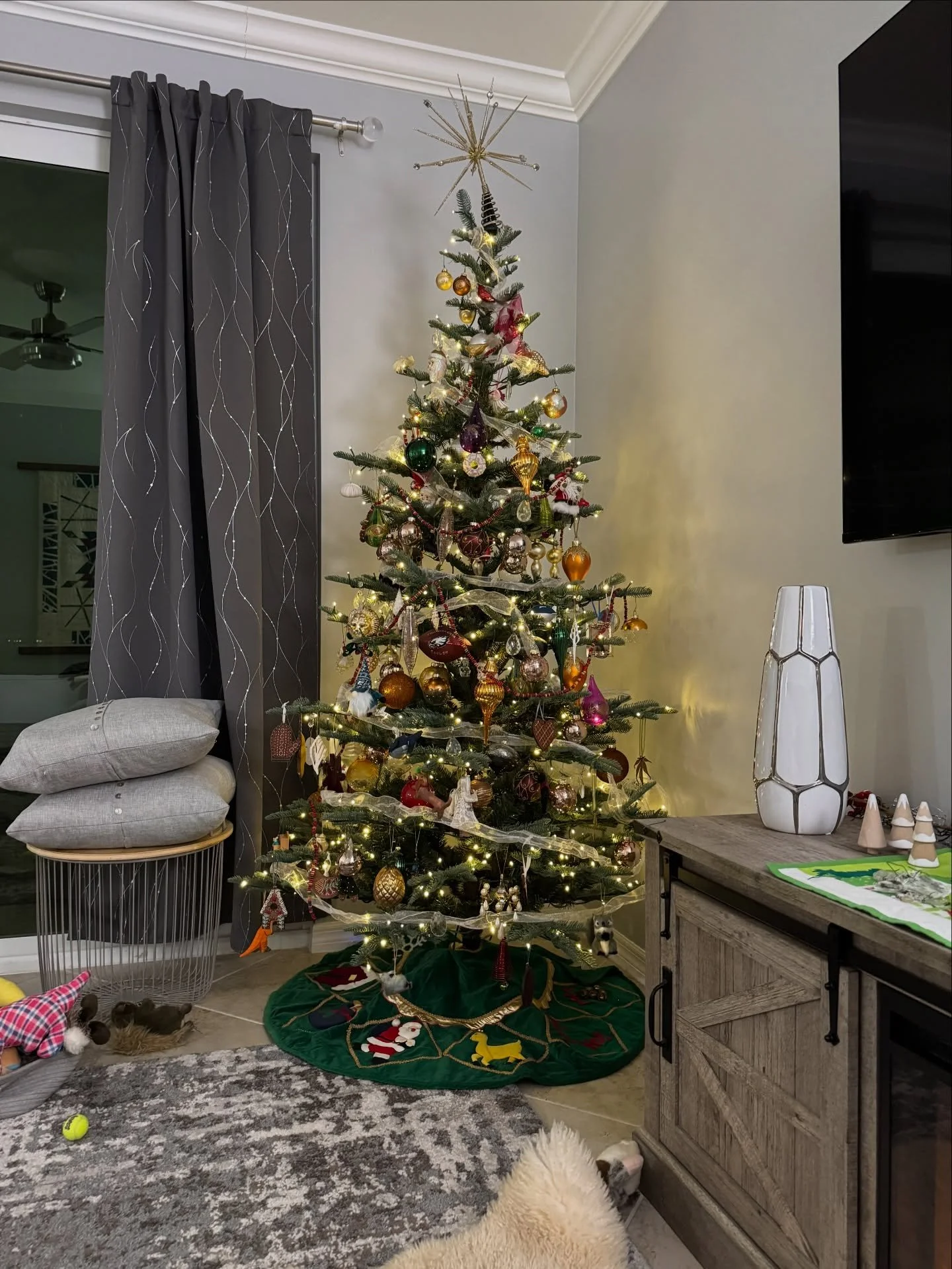 We made it to Florida, and brought the Christmas tree! @kingofchristmas makes the best trees around, and gorgeous ornaments, too. 

I&rsquo;m still working on my little fake fireplace area. Jesus is MIA, but he has been replaced with the world&rsquo;